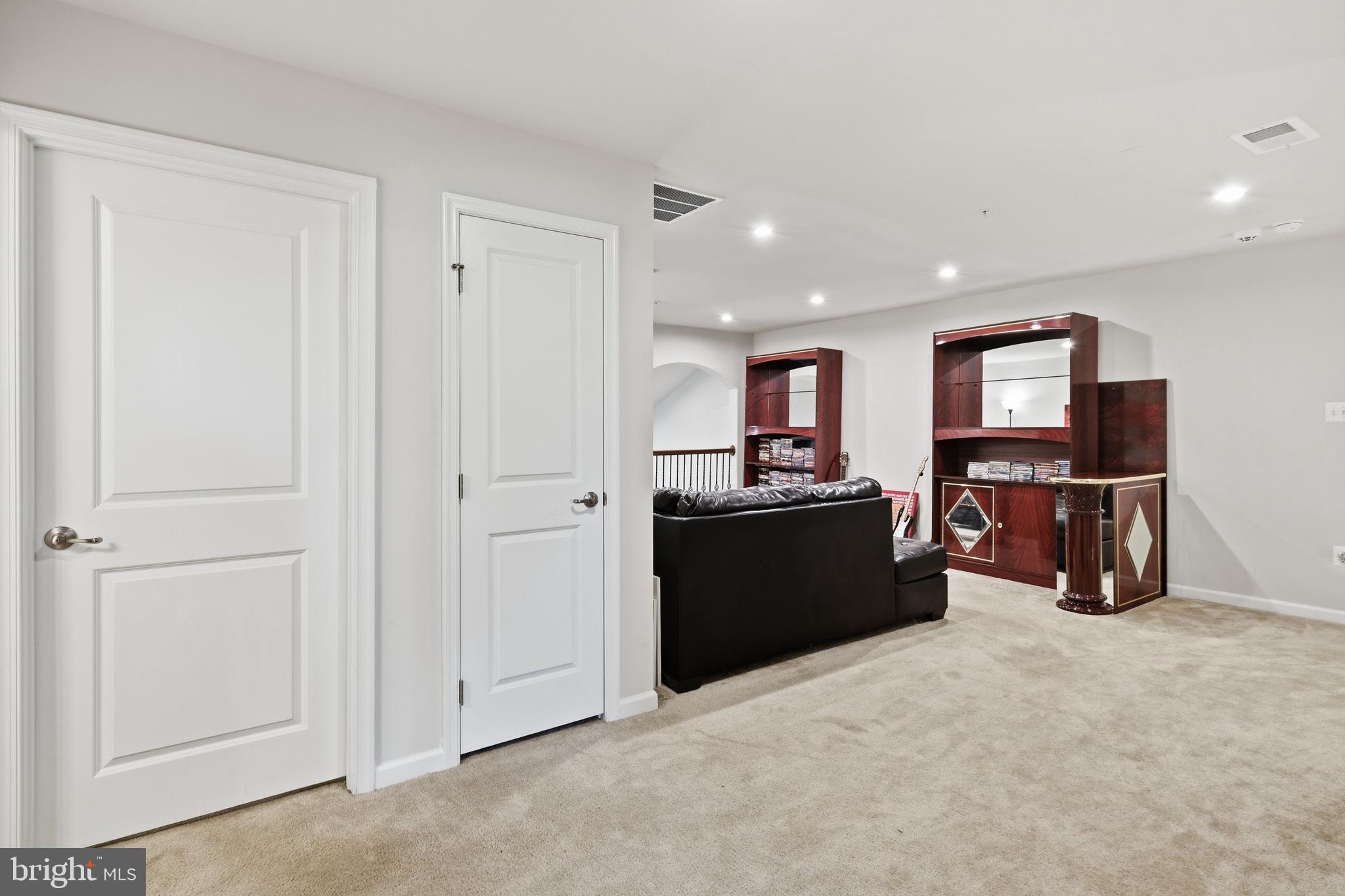 PONDVIEW - Residential