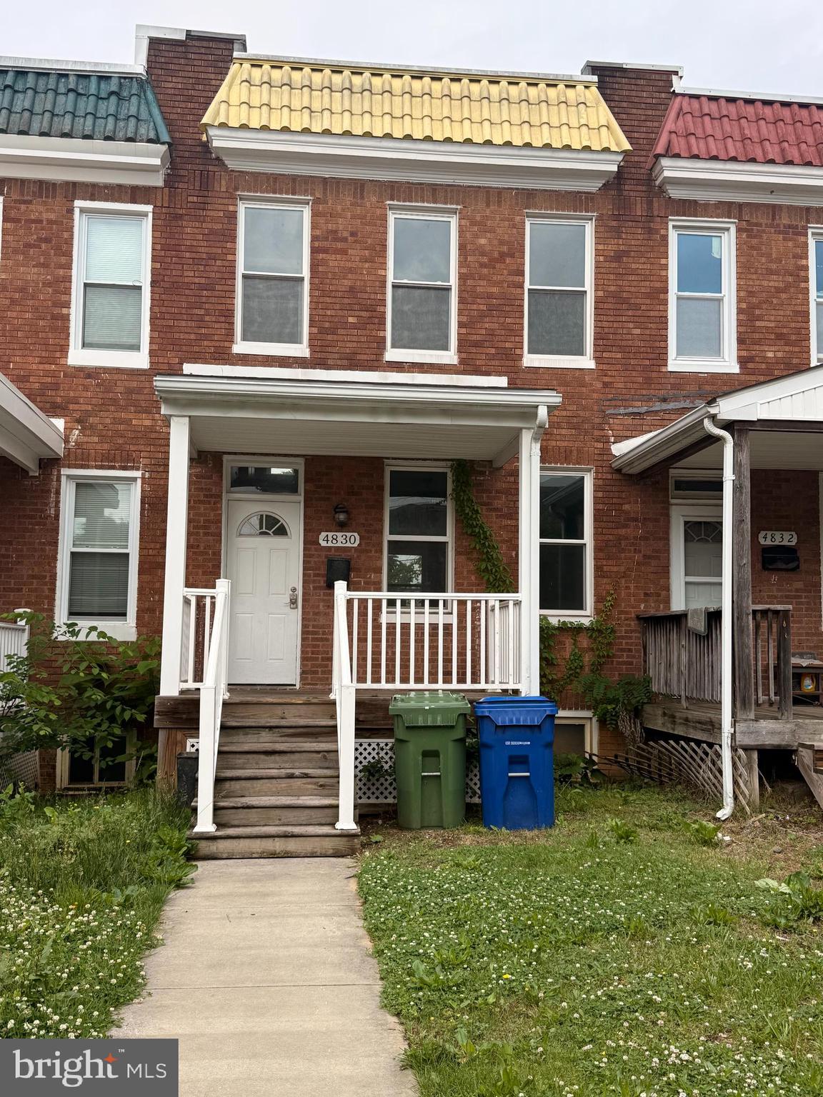 Whether you're ready to plant roots or grow your investment portfolio, this move-in-ready city townhome delivers the ideal combination of urban convenience and low-maintenance living. Previously operated as a successful rental, the property is now vacant, refreshed, and ready for its next chapter—whether as a stylish primary residence or a smart income-producing asset.
Freshly cleared and well maintained, this home offers a blank canvas for your personal vision or a quick and effortless turnaround for a new tenant. The main level features a welcoming living space that flows seamlessly into the kitchen, creating a comfortable and functional layout for everyday living and entertaining alike. A conveniently located half bath adds practicality and ease for both residents and guests.
For investors, this is a true turnkey opportunity. With an established rental history, straightforward layout, and strong appeal in a competitive urban market, the property is well positioned to generate reliable passive income from day one.