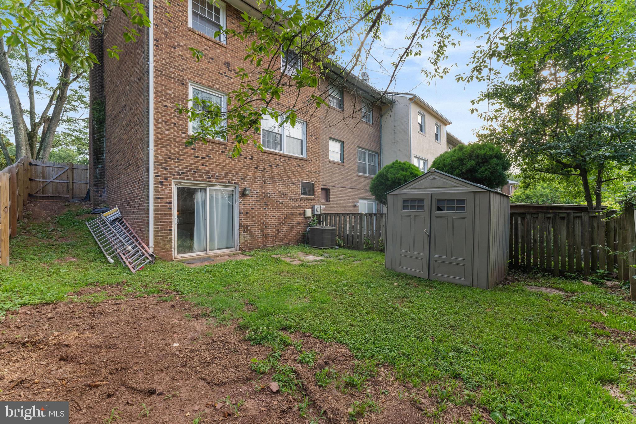 LONDON TOWNE - Residential