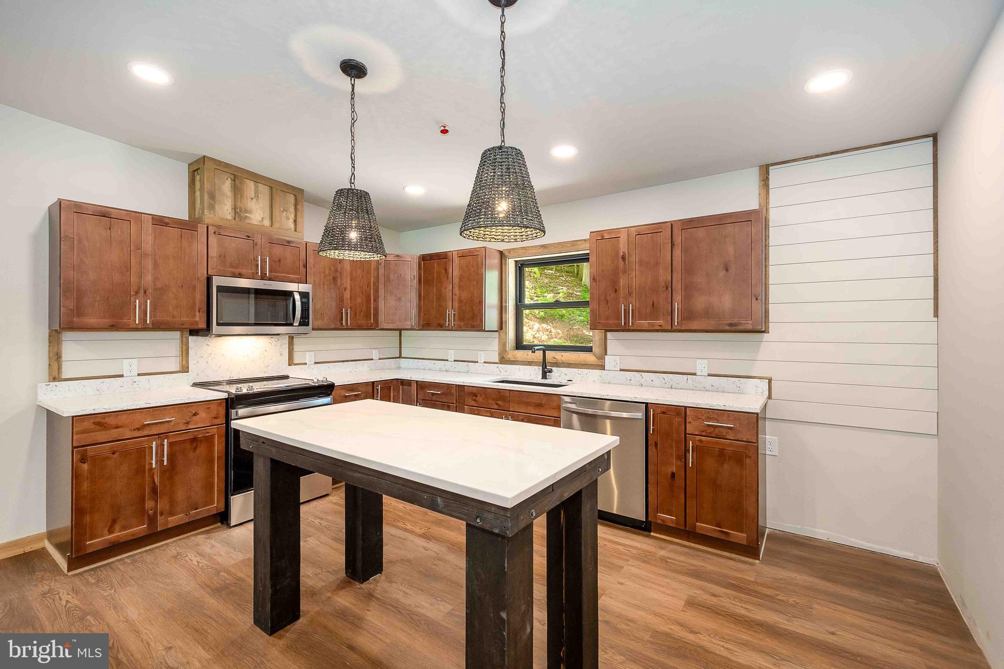 COUNTRY CLUB ACRES - Residential