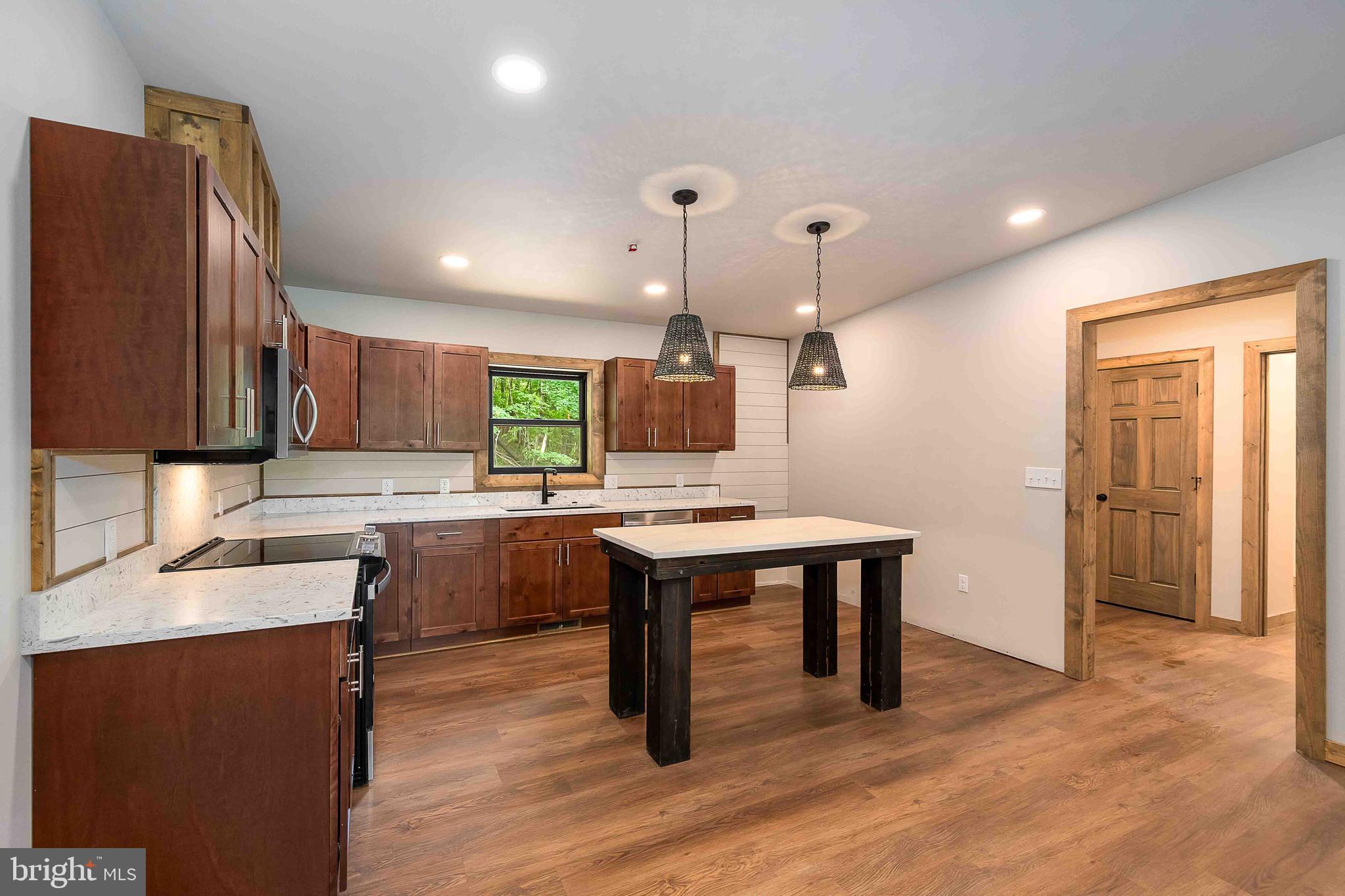 COUNTRY CLUB ACRES - Residential
