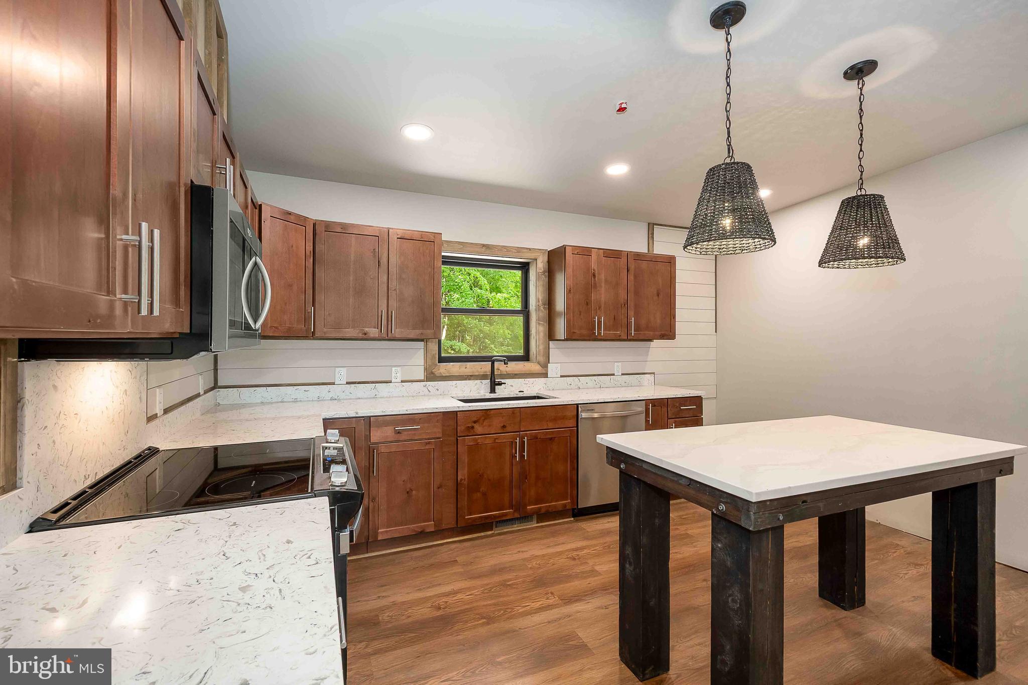 COUNTRY CLUB ACRES - Residential