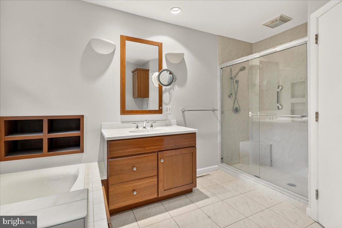 BUTTONWOOD MANOR - Residential