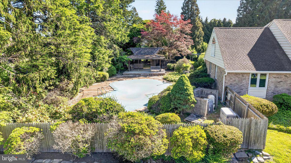 BUTTONWOOD MANOR - Residential