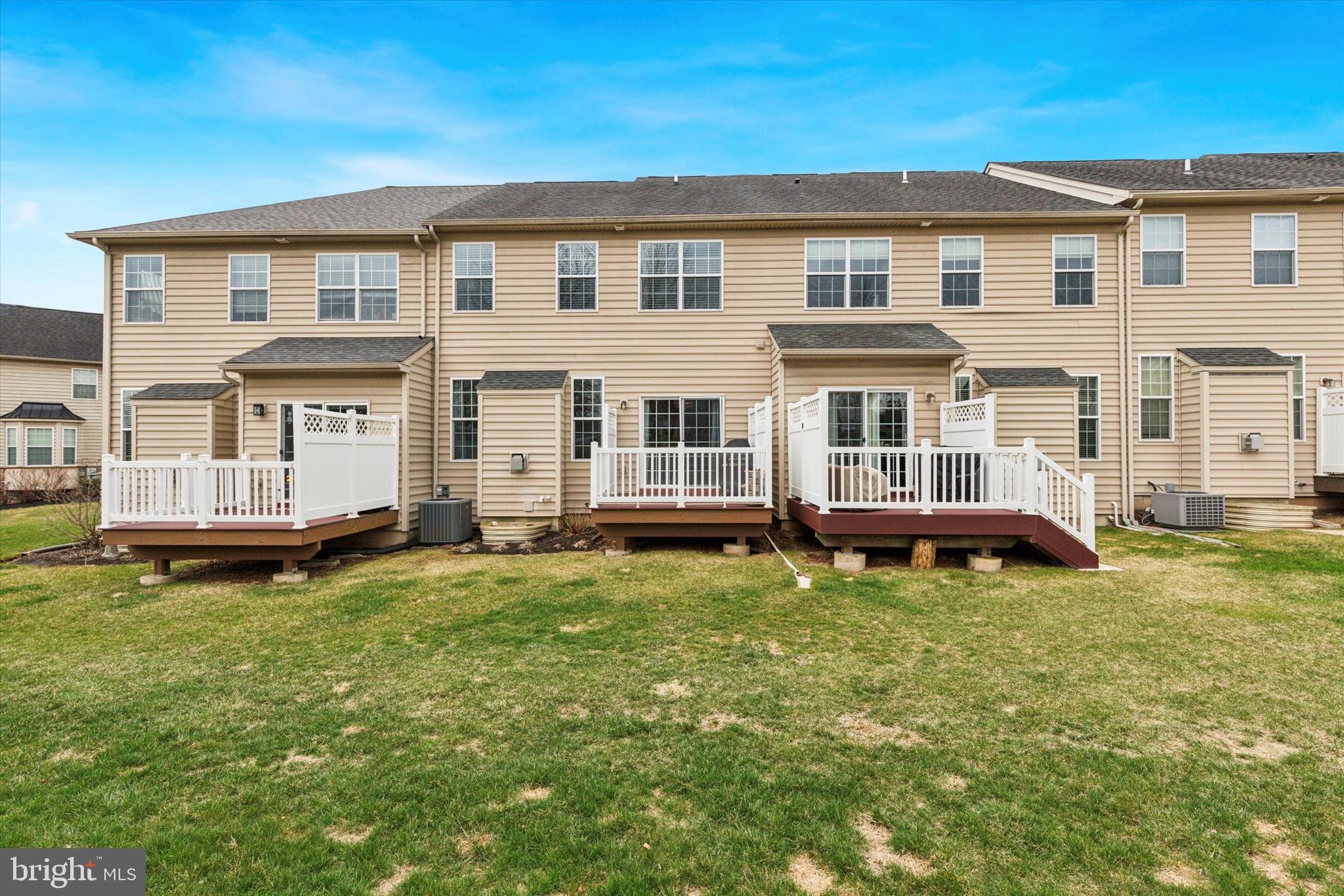 TH AT HERITAGE CNTR - Residential Lease