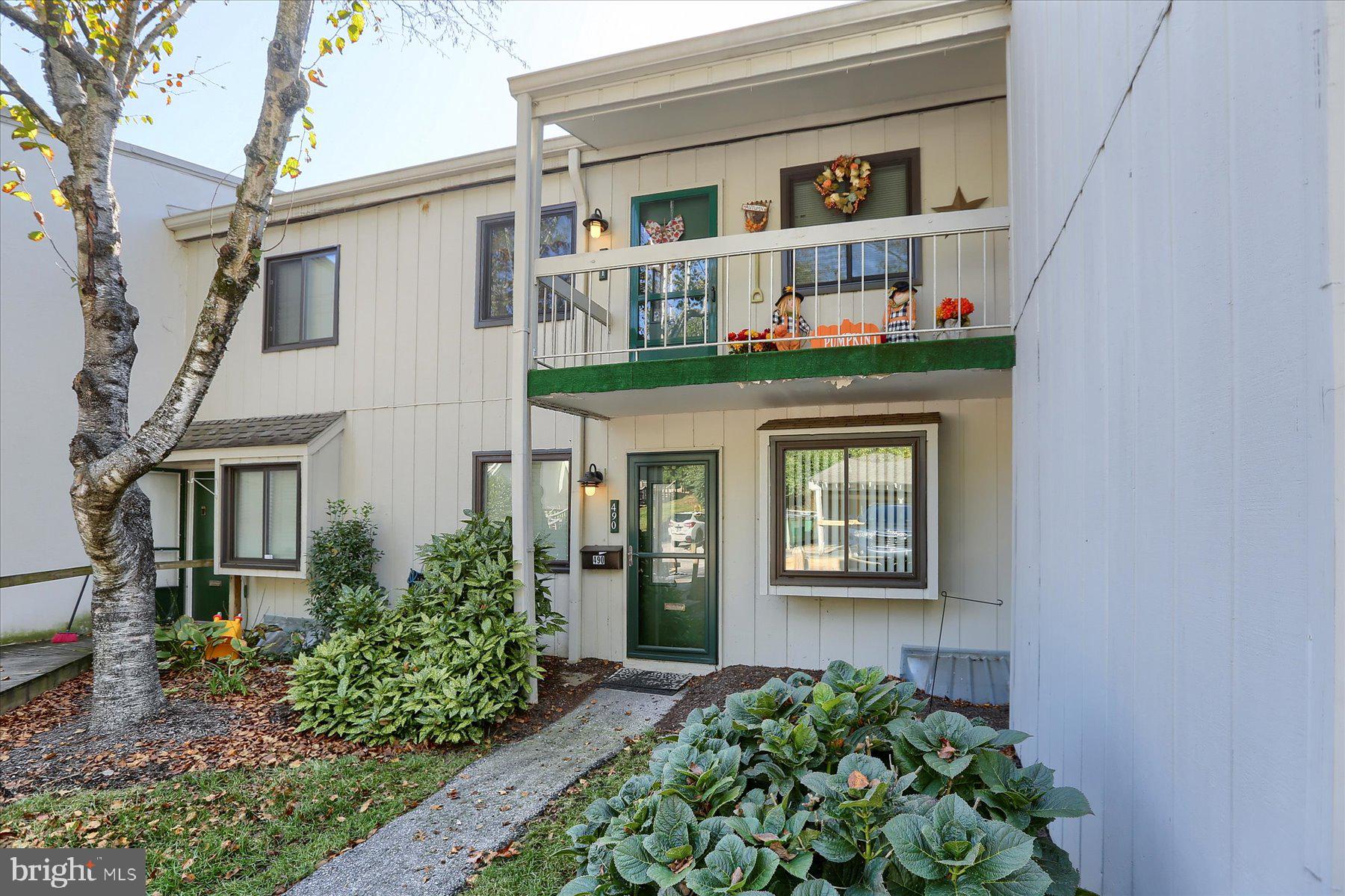 Don't miss this updated first floor flat located in the popular Summit House community!  This home features 2 bedrooms, 2 full baths, laminate flooring throughout, sliding glass doors to your own private balcony and finished basement with laundry area.  The HOA covers exterior maintenance.  Amenities include use of the clubhouse/fitness center/pool/tennis courts.  Located close to shopping, restaurants, major roads, etc.  Schedule your showing today!