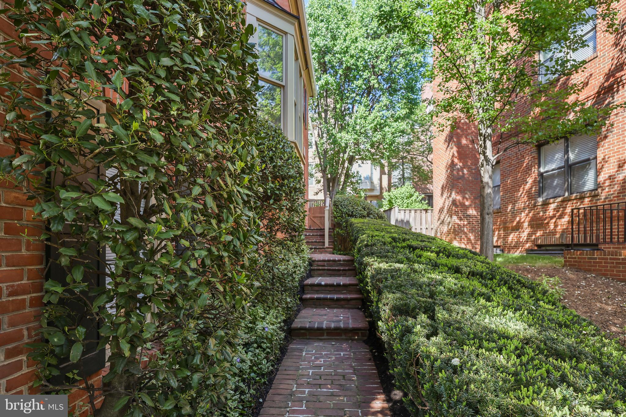 HAMPTONS OF MCLEAN - Residential
