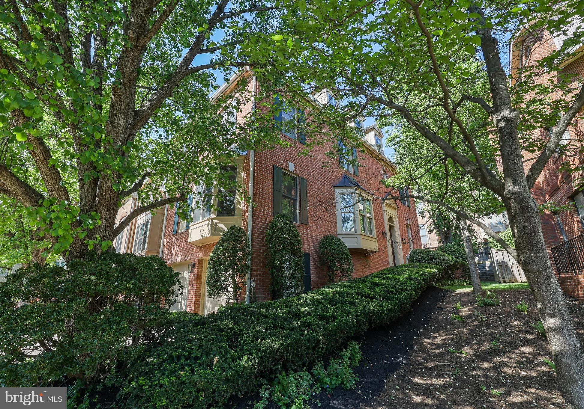 HAMPTONS OF MCLEAN - Residential