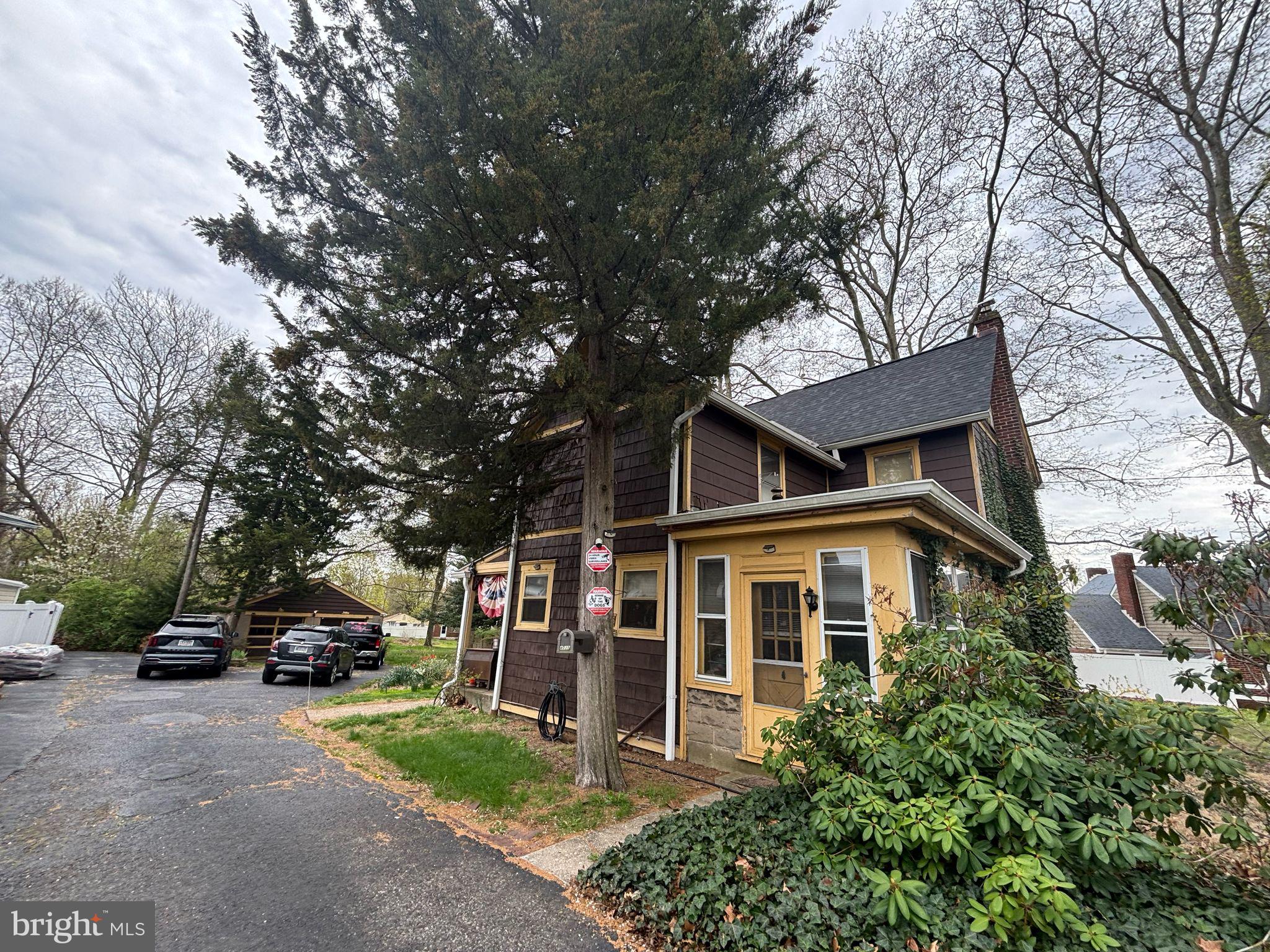 Move-in ready! Features include some updated upstairs toilet and tile, a new roof (this year!), and 
hardwood floors throughout. The kitchen is in good shape with a somewhat-dated style.
 DO NOT UNDER ANY CIRCUMSTANCES KNOCK ON DOOR OR GO TO PROPERTY WITHOUT SETTING AN APPT.