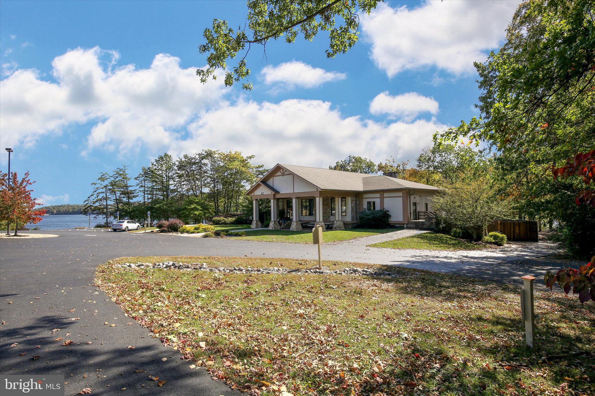 LAKE HOLIDAY ESTATES - Land