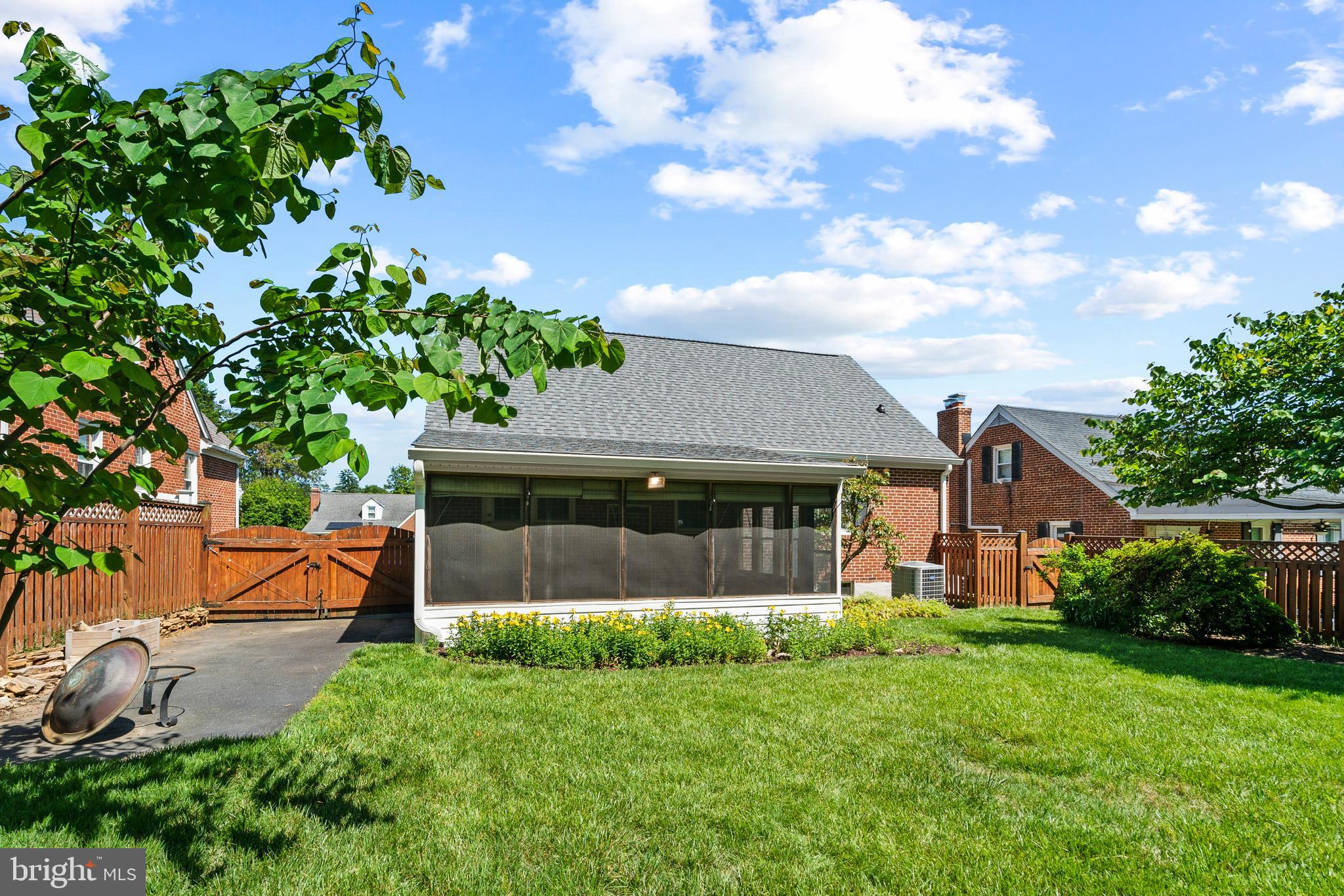 COLONIAL GARDENS - Residential