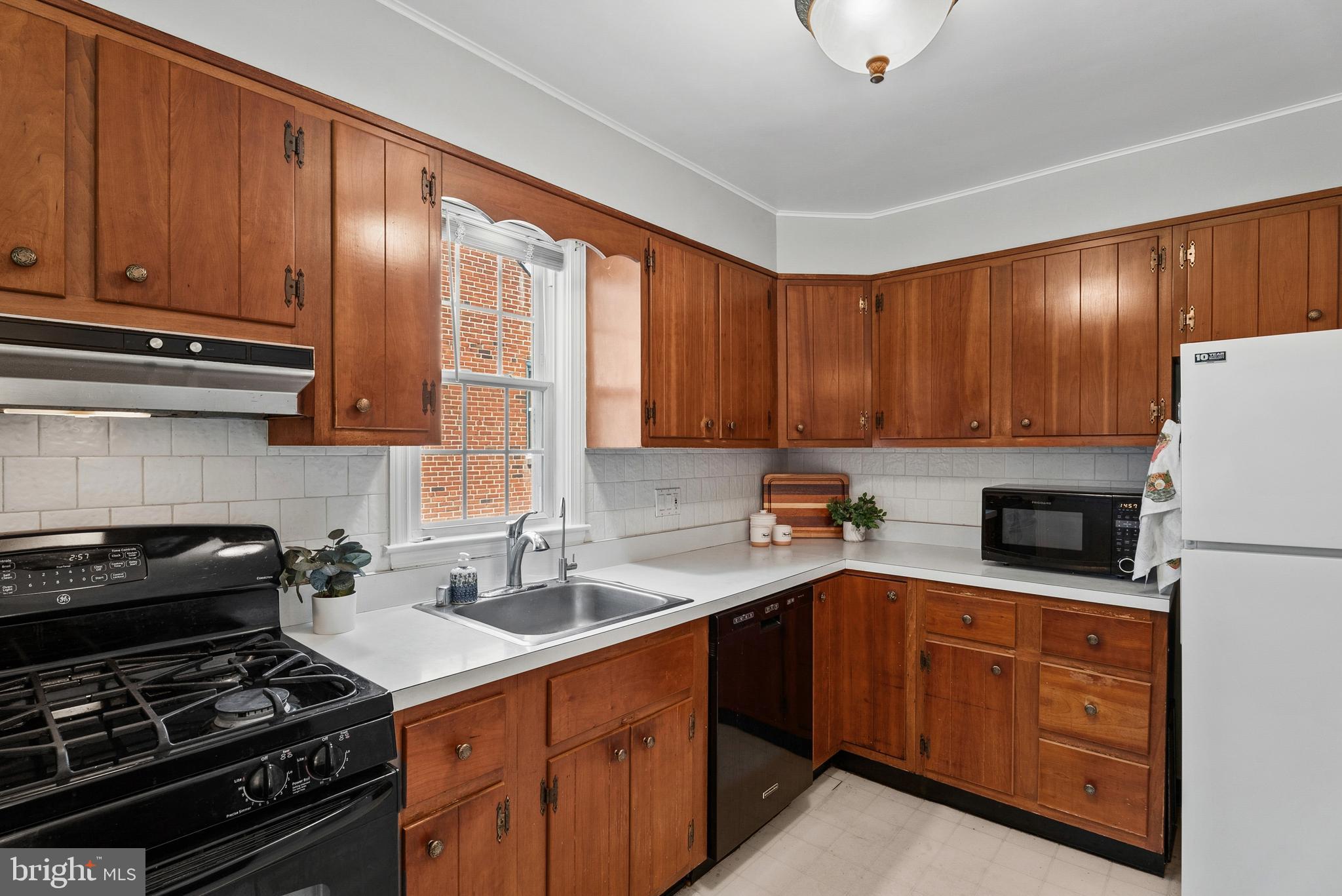 COLONIAL GARDENS - Residential