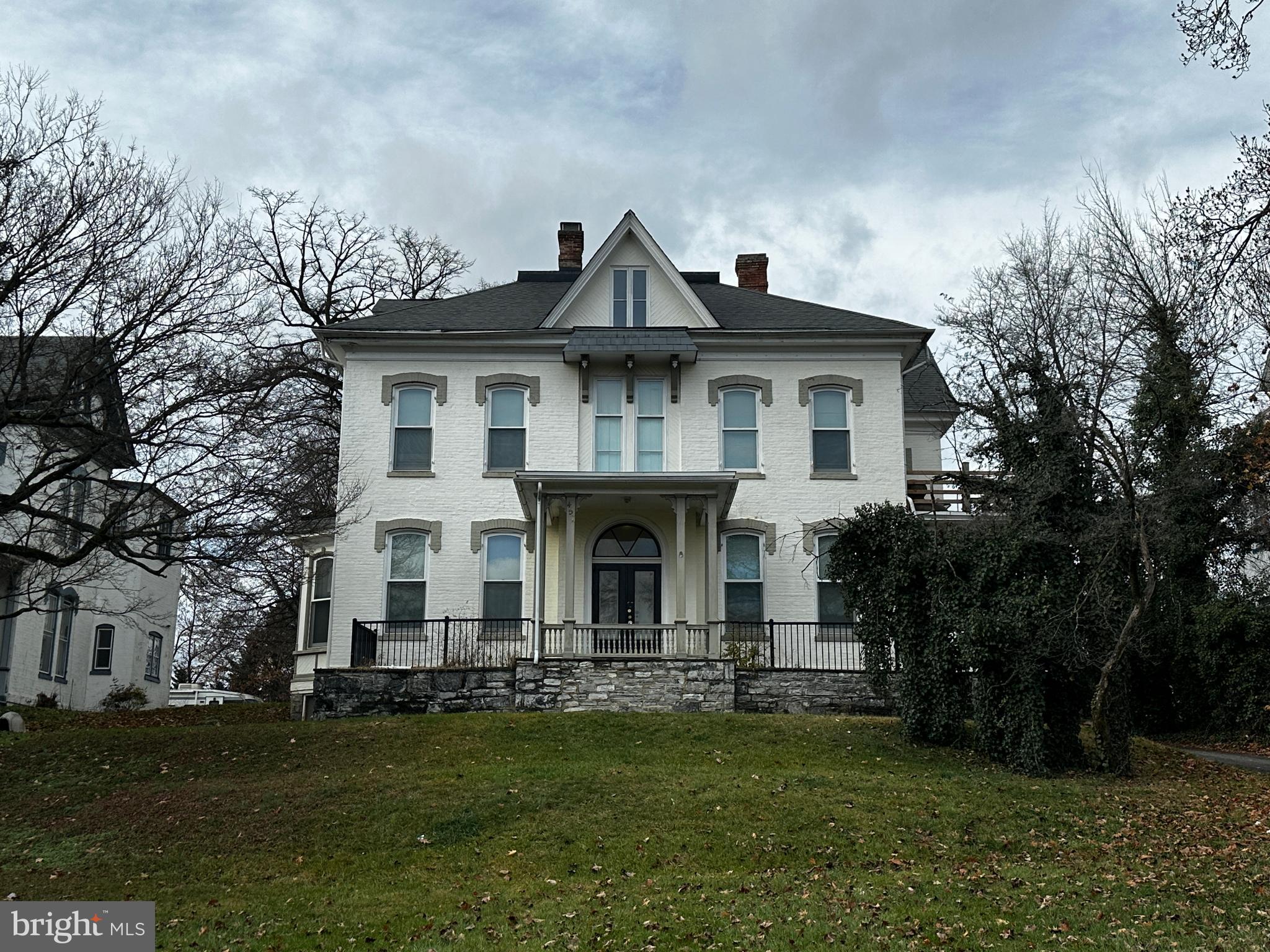 Main image without alt text