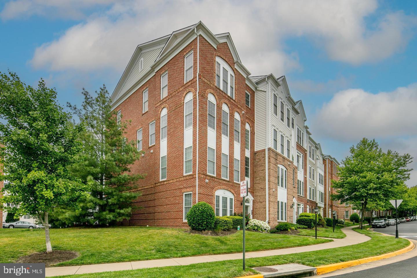 Beautiful Condo with tons of living space and well maintained ready for the new tenant.
Community offers indoor and outdoor swimming pool, gym, clubhouse and very close to shopping, supermarkets, movies, etc. 
Available for occupancy on June 1st, 2024