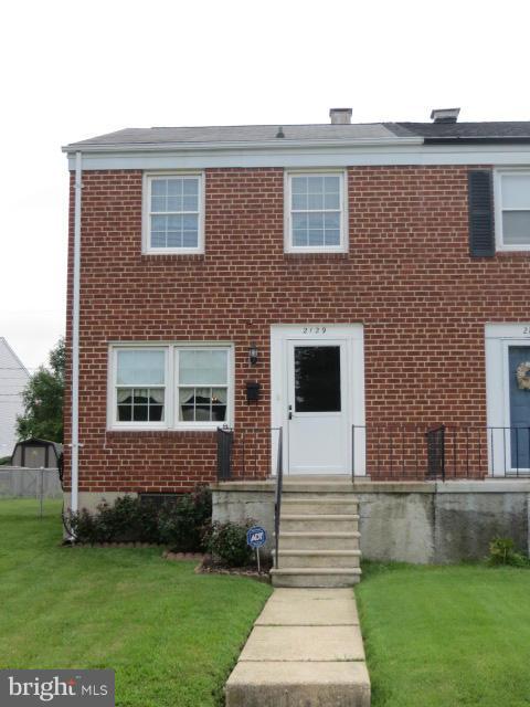 GREAT EOG TOWNHOME FOR 1ST TIME HOMEBUYER SOLID CONSTRUCTION...JUST NEEDS UPDATING PARTIALLY FINISHED LOWER LEVEL W/ 1/2 BATH HARDWOOD FLOORS GAS FURNACE/CAC REPLACEMENT WINDOWS LARGE YARD, FENCED IN REAR, WITH PARKING PAD & SHED BRING YOUR CREATIVE IDEAS & MAKE THIS GEM YOUR OWN!