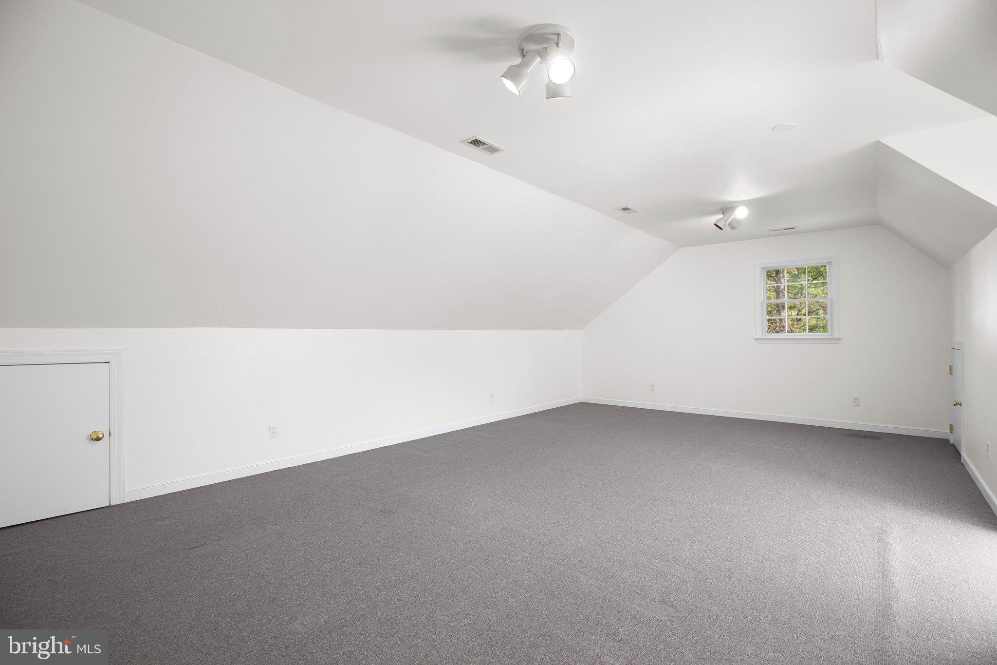HUNTINGTON HILLS - Residential