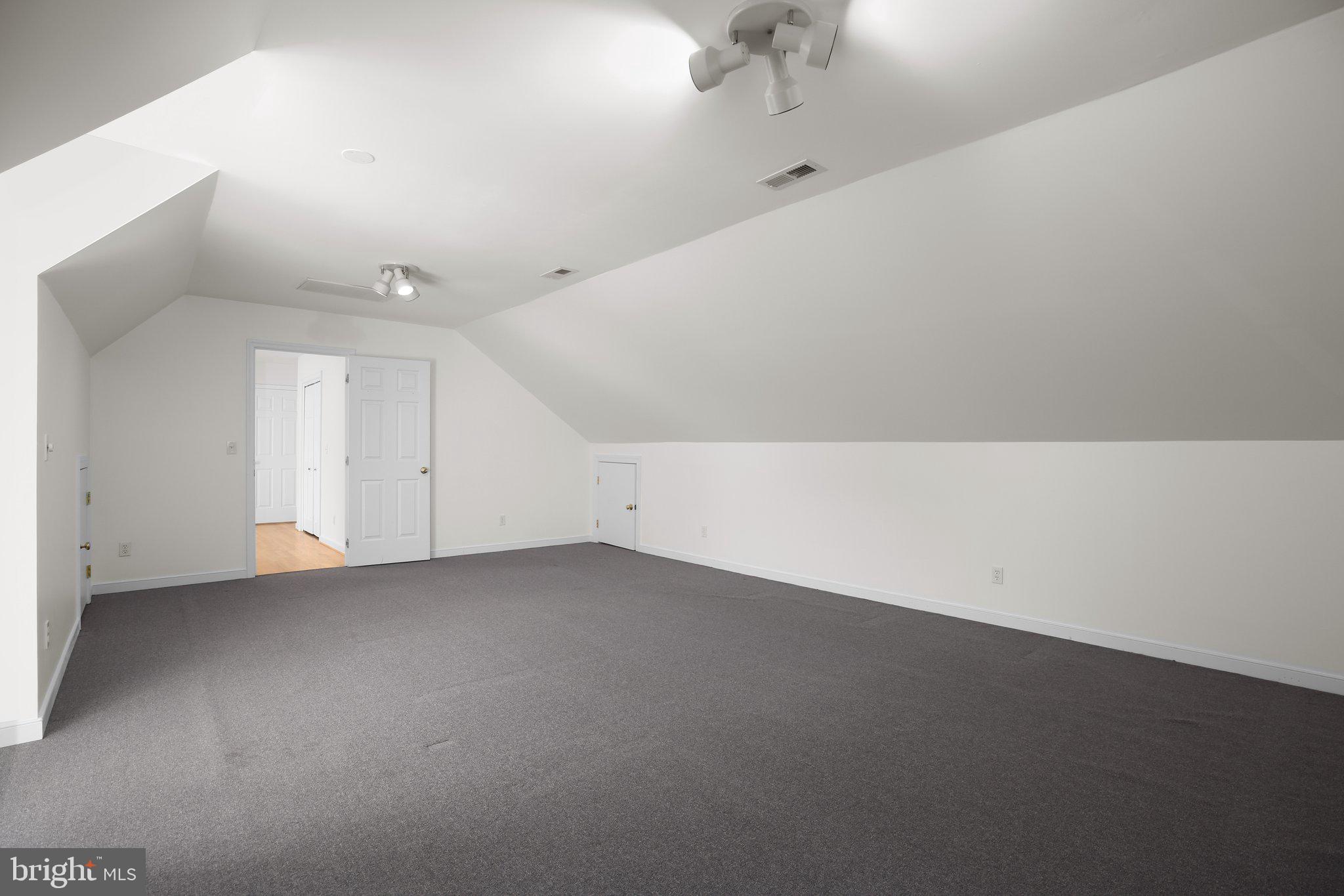 HUNTINGTON HILLS - Residential