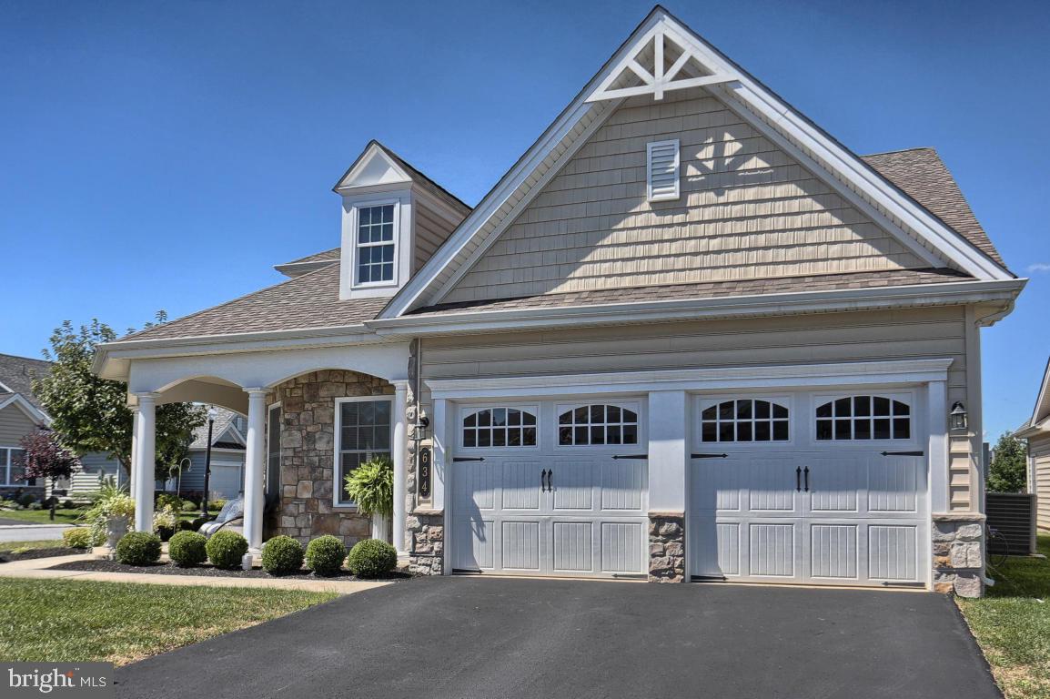 3 bedroom home in Four Seasons at Elm Tree community with first floor master suite. Eat in kitchen with breakfast bar, family room with cathedral ceiling and gas fireplace and 2nd floor loft area. Master suite with dual sinks and walk in shower. Community center with clubhouse, exercise room, swimming pool and tennis.