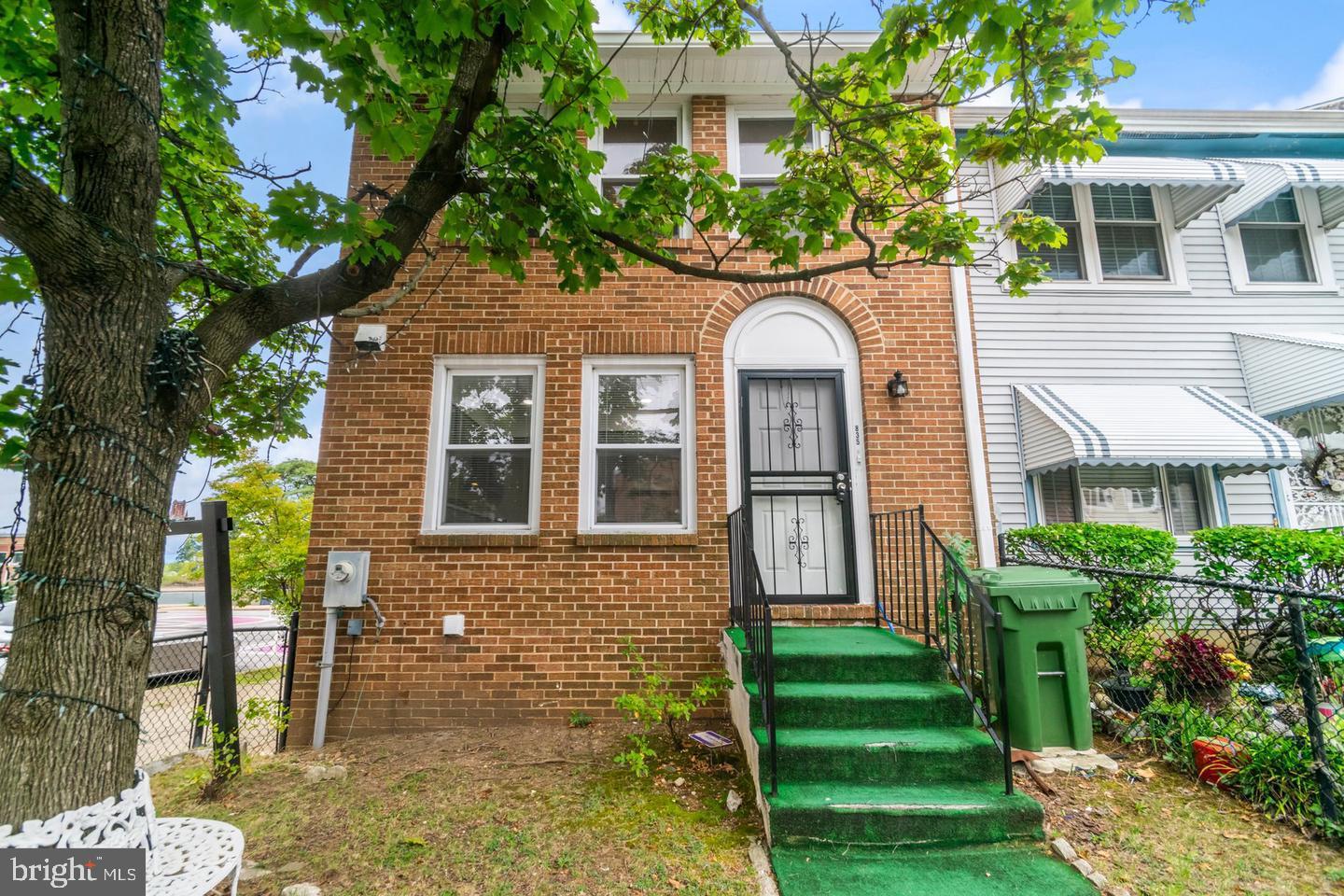 Well maintained 3 bed 1.5 bath EOG townhome Located in Johnston Square. Property is being sold "AS IS"!!!
Fenced in backyard and updated kitchen and bathroom. The seller prefers to use Stewart Title for settlement.