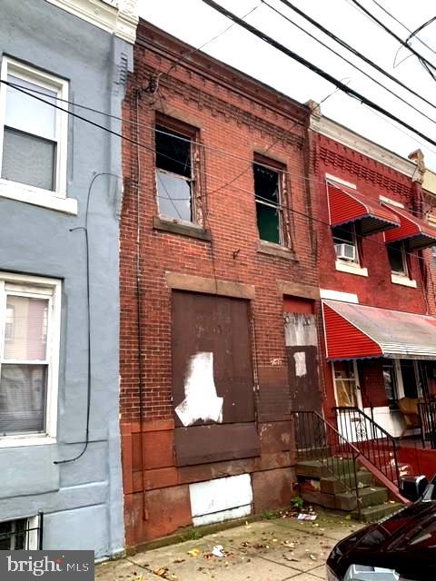 THIS PROPERTY IS A TOTAL REHAB. BEING SOLD IN AS-IS CONDITION / DRIVE BY AND MAKE AN OFFER.
 It is sealed.