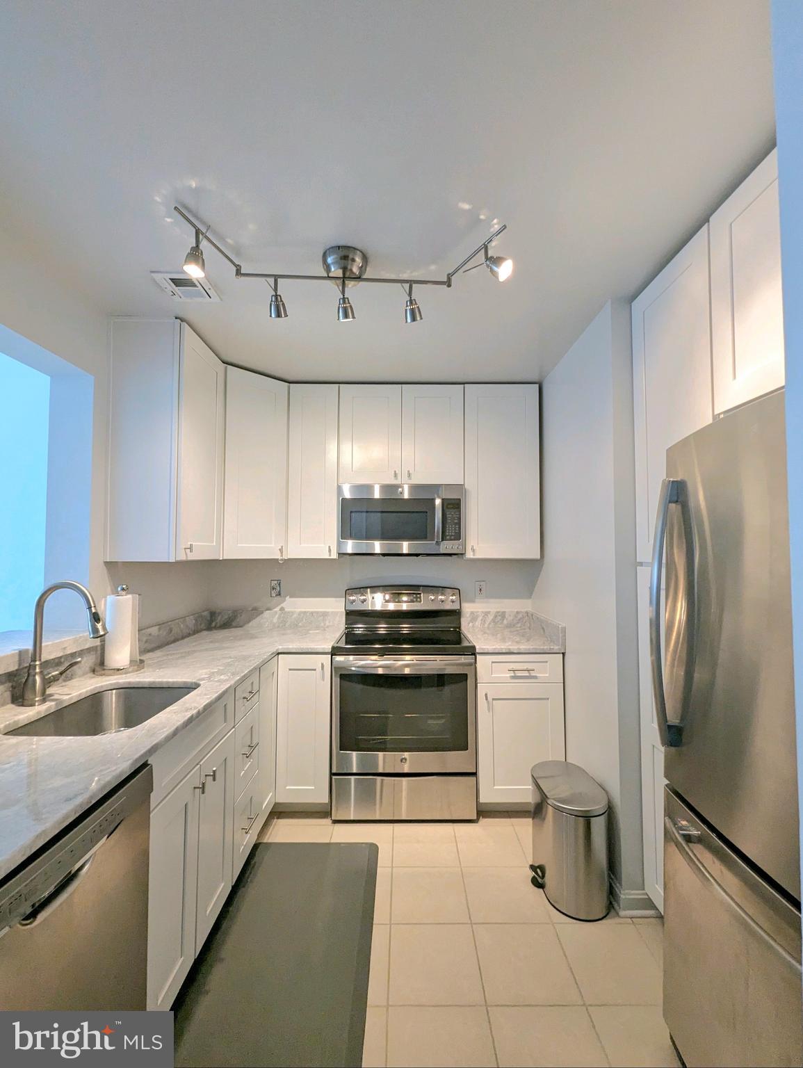 HARBORVIEW CONDOMINIUMS - Residential Lease