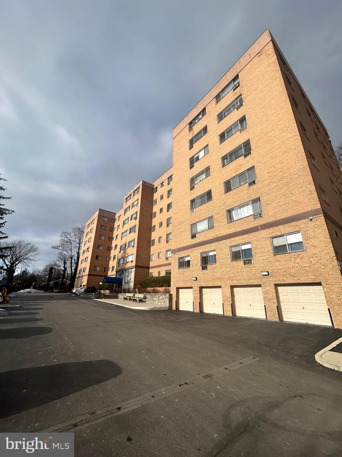 Top floor unit with great views of the mountain .  Spacious 1 bedroom with 2 walk-in closets, large living/dining  combo, 24 handle kitchen and built-in air conditioning units.  Laundry facility on each floor.  Elevator access  and main level common area storage.