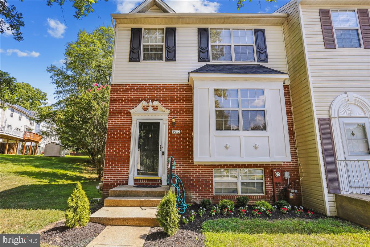 PRICE REDUCTION AND SELLER CLOSING HELP!   HURRY! HURRY! HURRY!   Now available this excellent Kings Point End Unit with 2000+ finished living space, generous room sizes, lots of light, 3 finished levels and  many wonderful Seller updates!!  Located conveniently near local shopping, restaurants and area recreation! So much to enjoy with the huge lower level family room with gas fireplace and walk up to fenced backyard , as well as a bonus room, perfect as a 4th bedroom or office! .  Main level with open floor plan, eat-in kitchen with breakfast bar and formal dining area.  Upstairs features 3 generous bedrooms, including a primary with en suite bath.  Seller Updates include: 7/2022 - Roof, 6/22 HVAC (int & ext), 5/21 Main Bath Remodel, 5/21  Floating Flooring in lower level , 5/21 Upstairs Carpet Replaced 5/21 Updated Bathroom Tile (Upper Level).