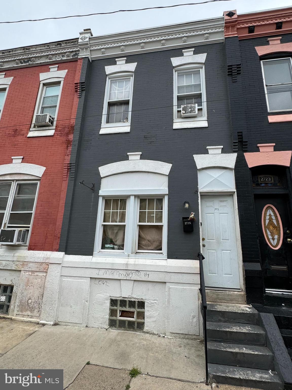 Welcome to 2725 W Oakdale St!
This property is perfect for investors looking to add to their portfolio or for buyers ready to make it their new home.