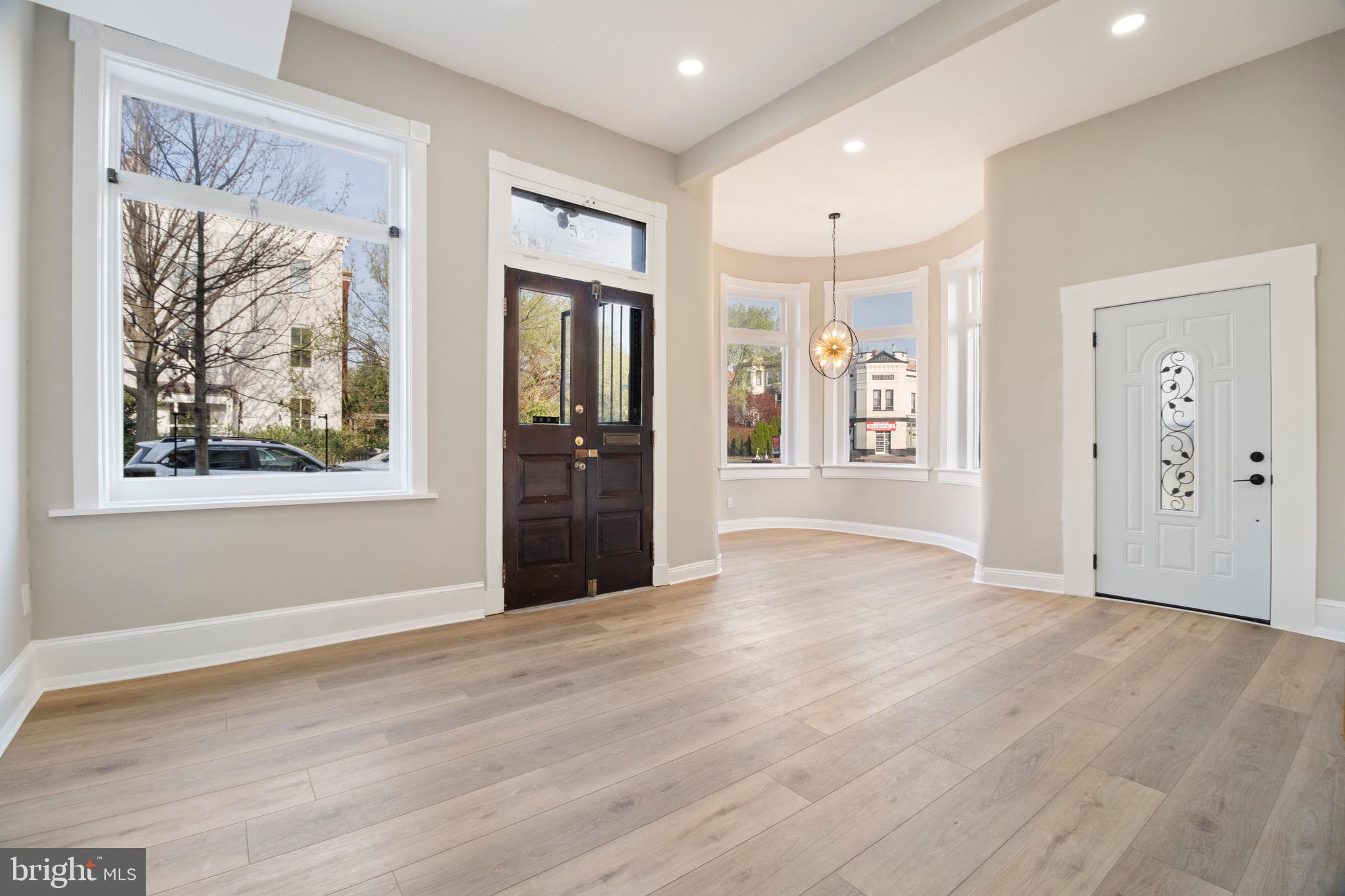 CAPITOL HILL - Commercial Sale