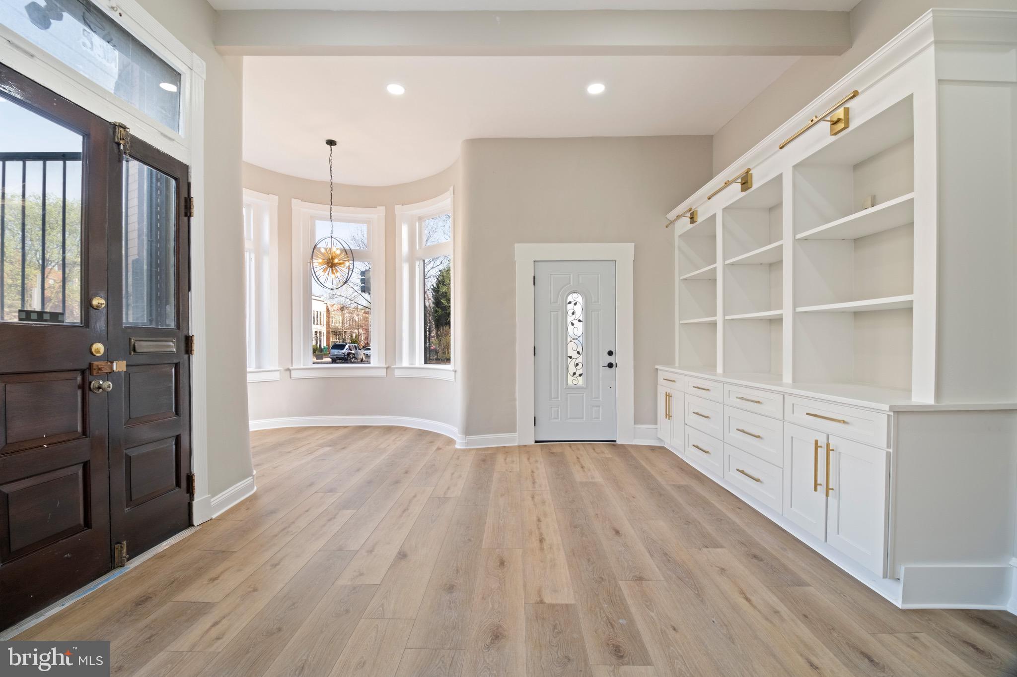 CAPITOL HILL - Commercial Sale