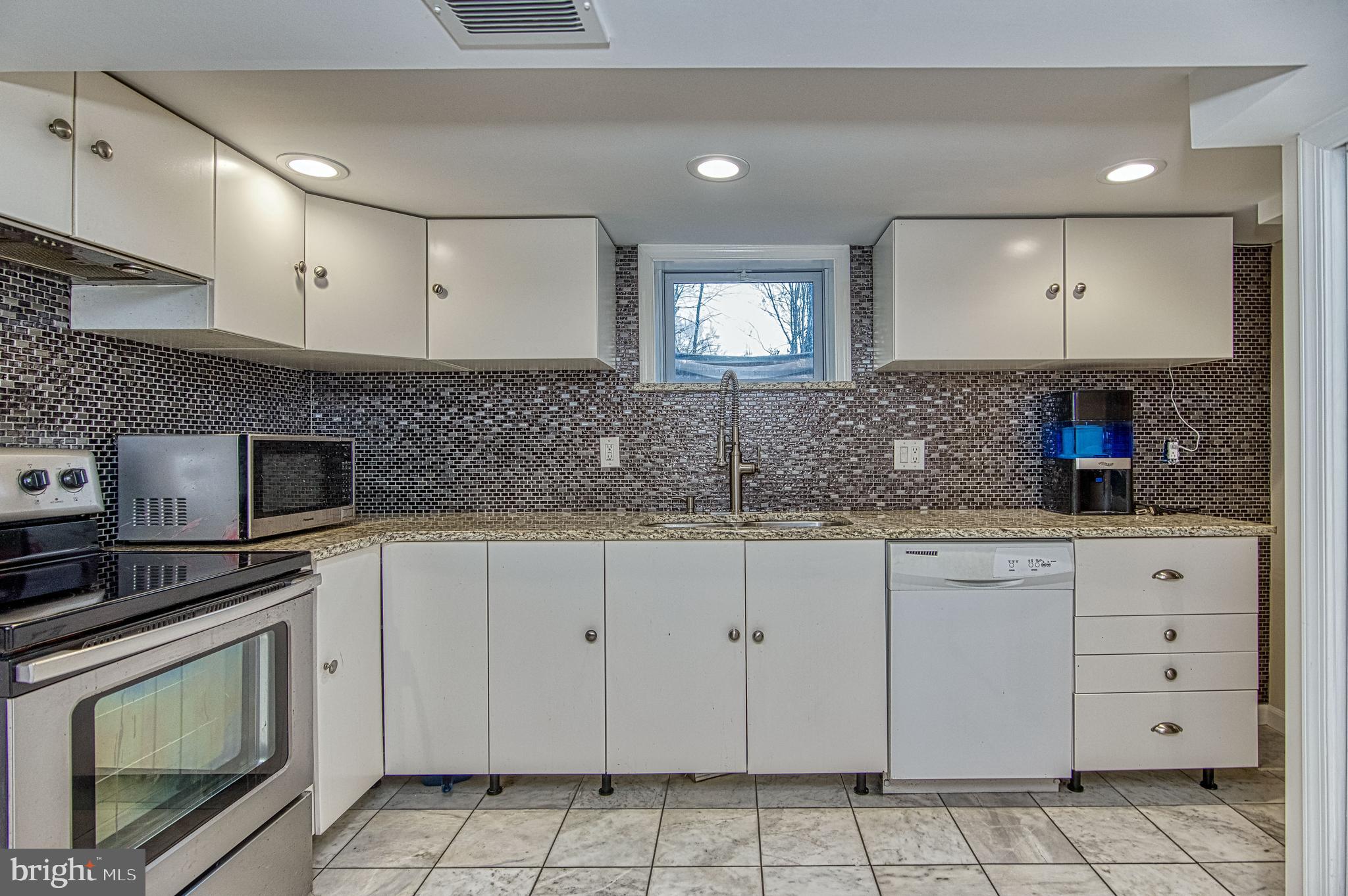 BROYHILL PARK - Residential Lease