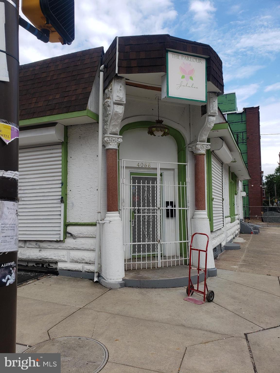 Calling all investors to this great opportunity to own a piece of the University City extension in Philadelphia, PA
A commercial space that can be used for an office, coffee shop, barber/hair salon, etc.
Reduced price for quick sale
Property needs complete rehab
Easy to show