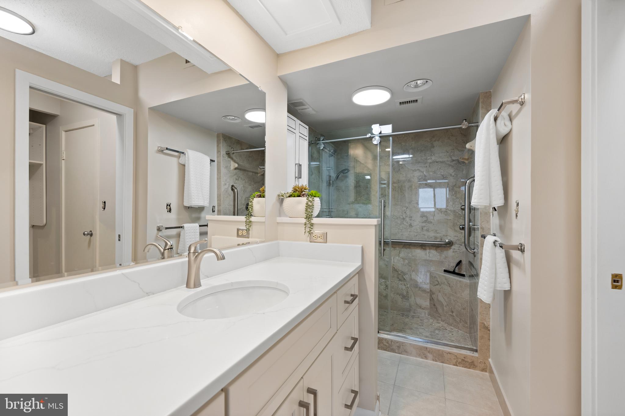 SKYLINE SQUARE CONDO - Residential