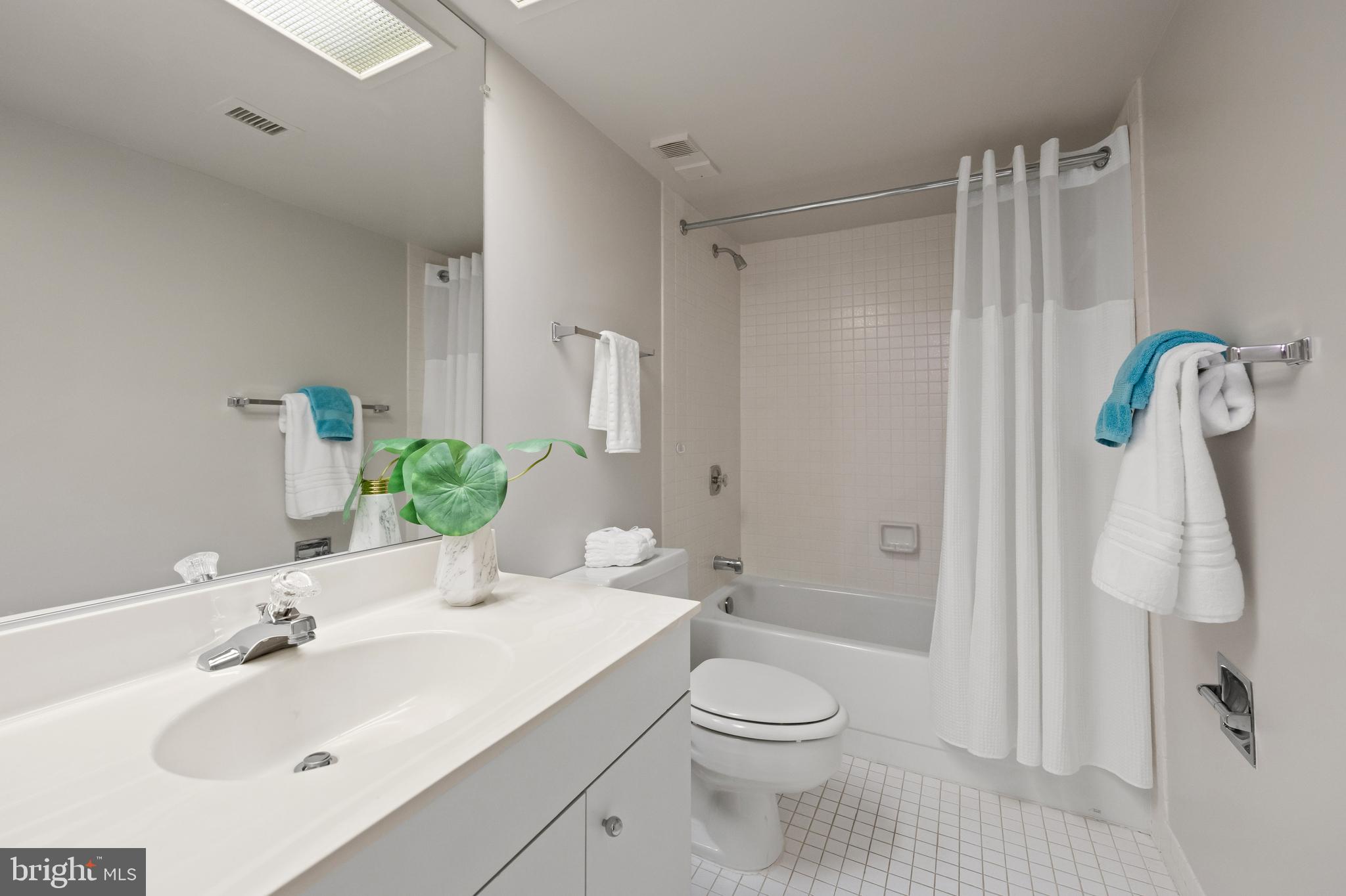 SKYLINE SQUARE CONDO - Residential
