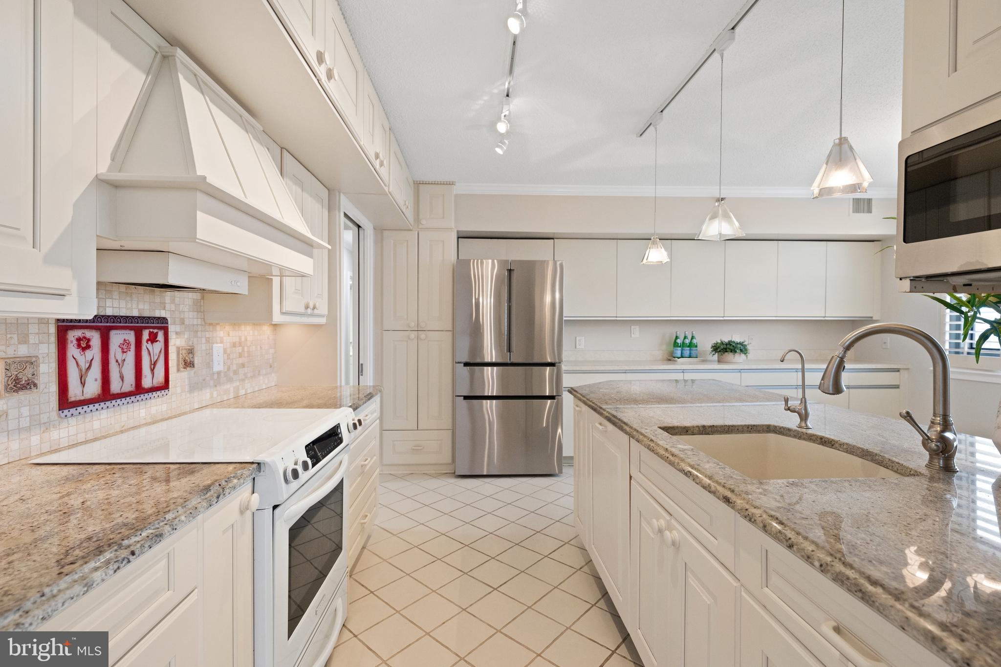 SKYLINE SQUARE CONDO - Residential