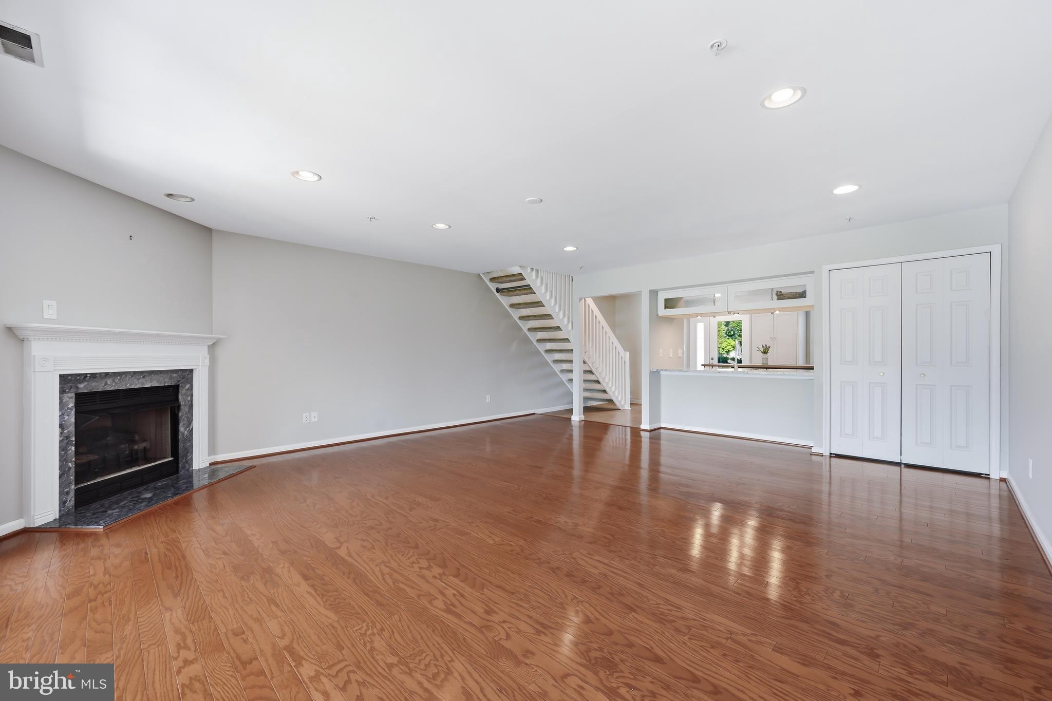 QUEENS LANDING - Residential