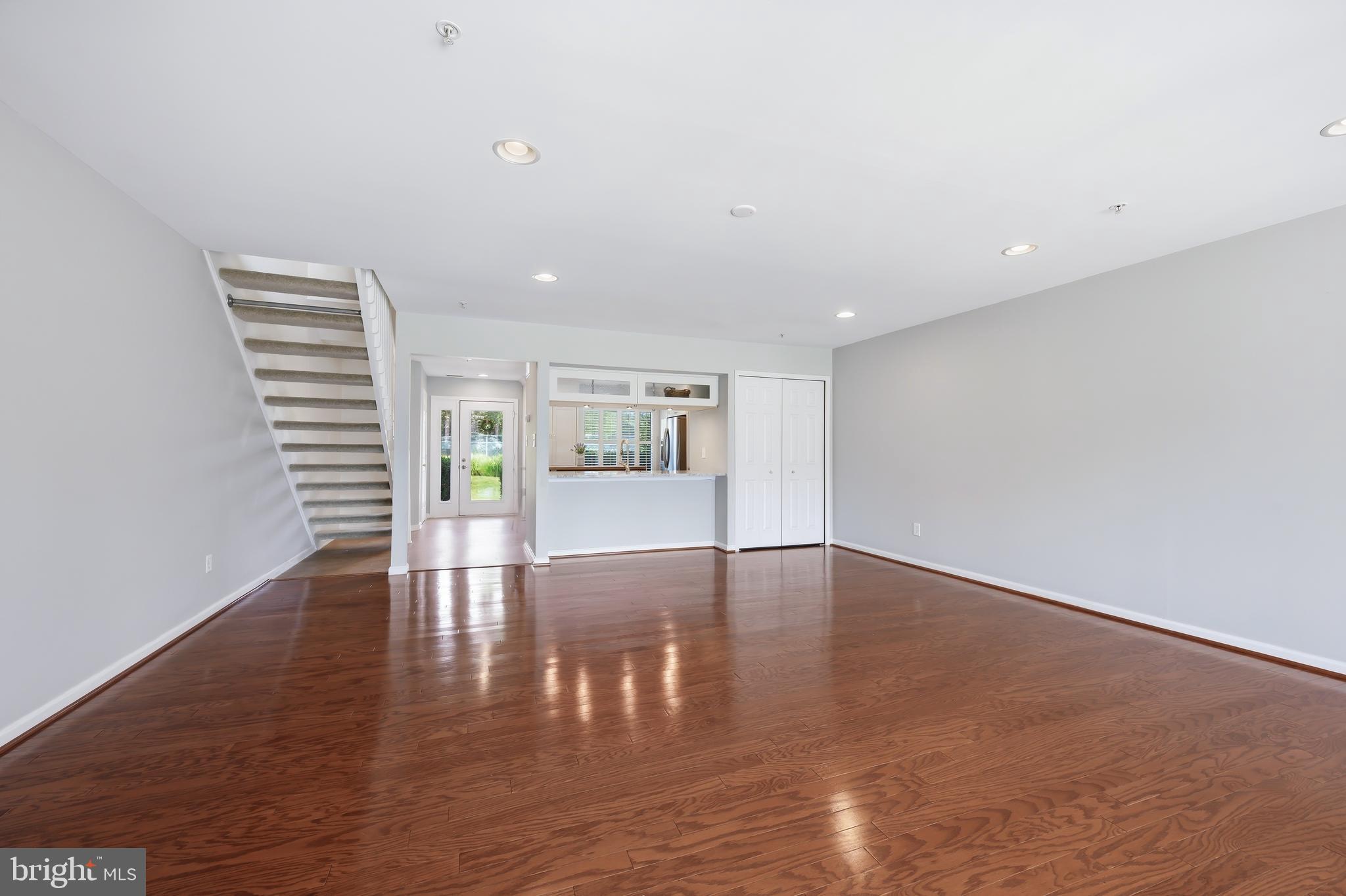 QUEENS LANDING - Residential