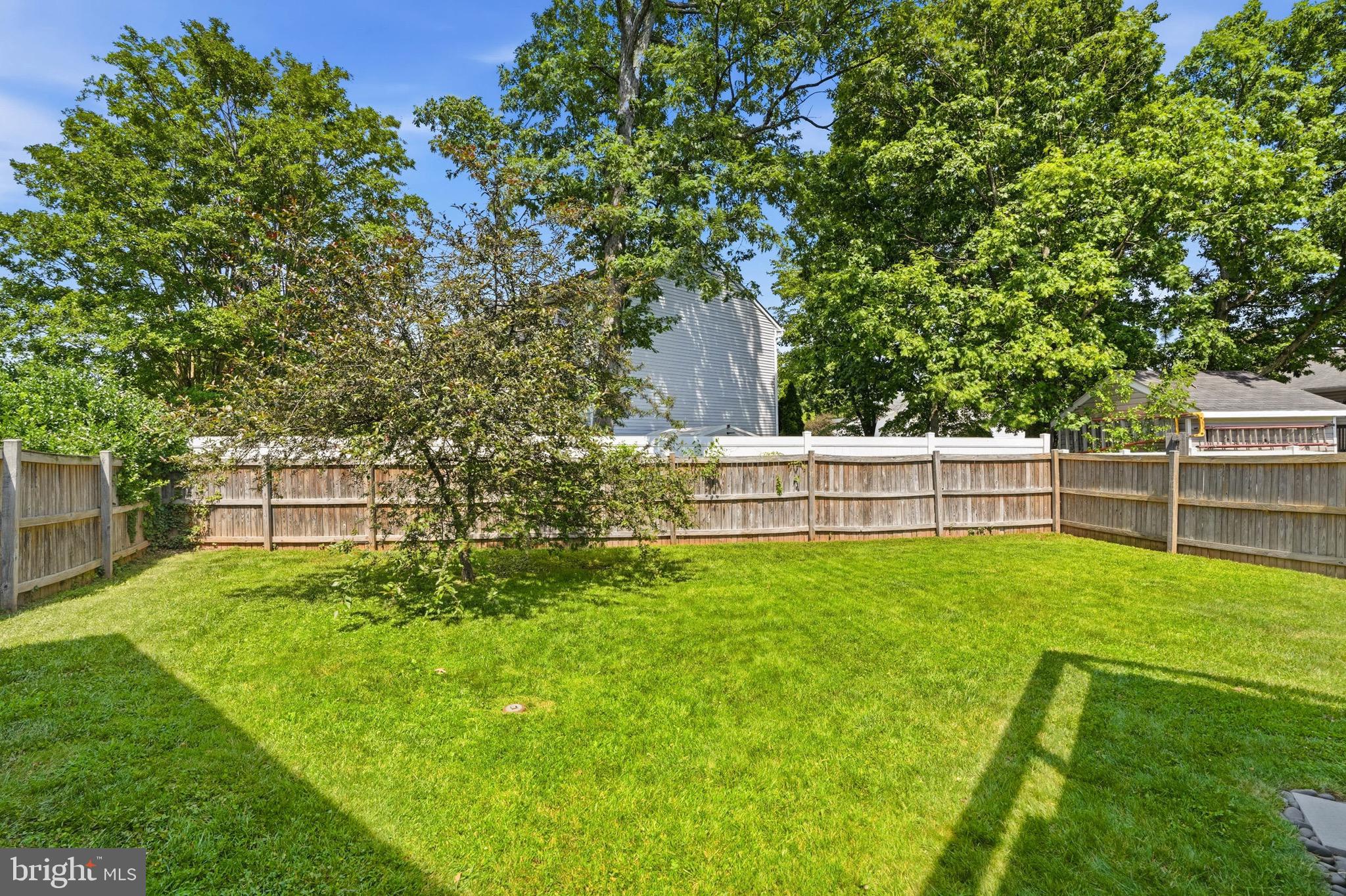 TOWERING OAKS - Residential