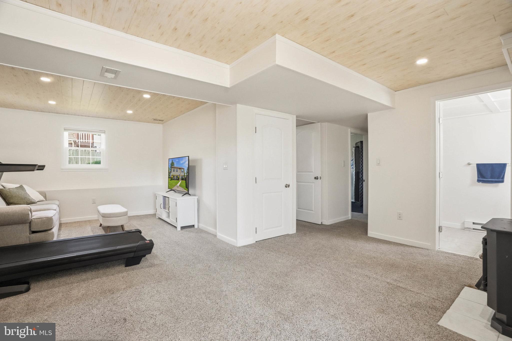 TOWERING OAKS - Residential