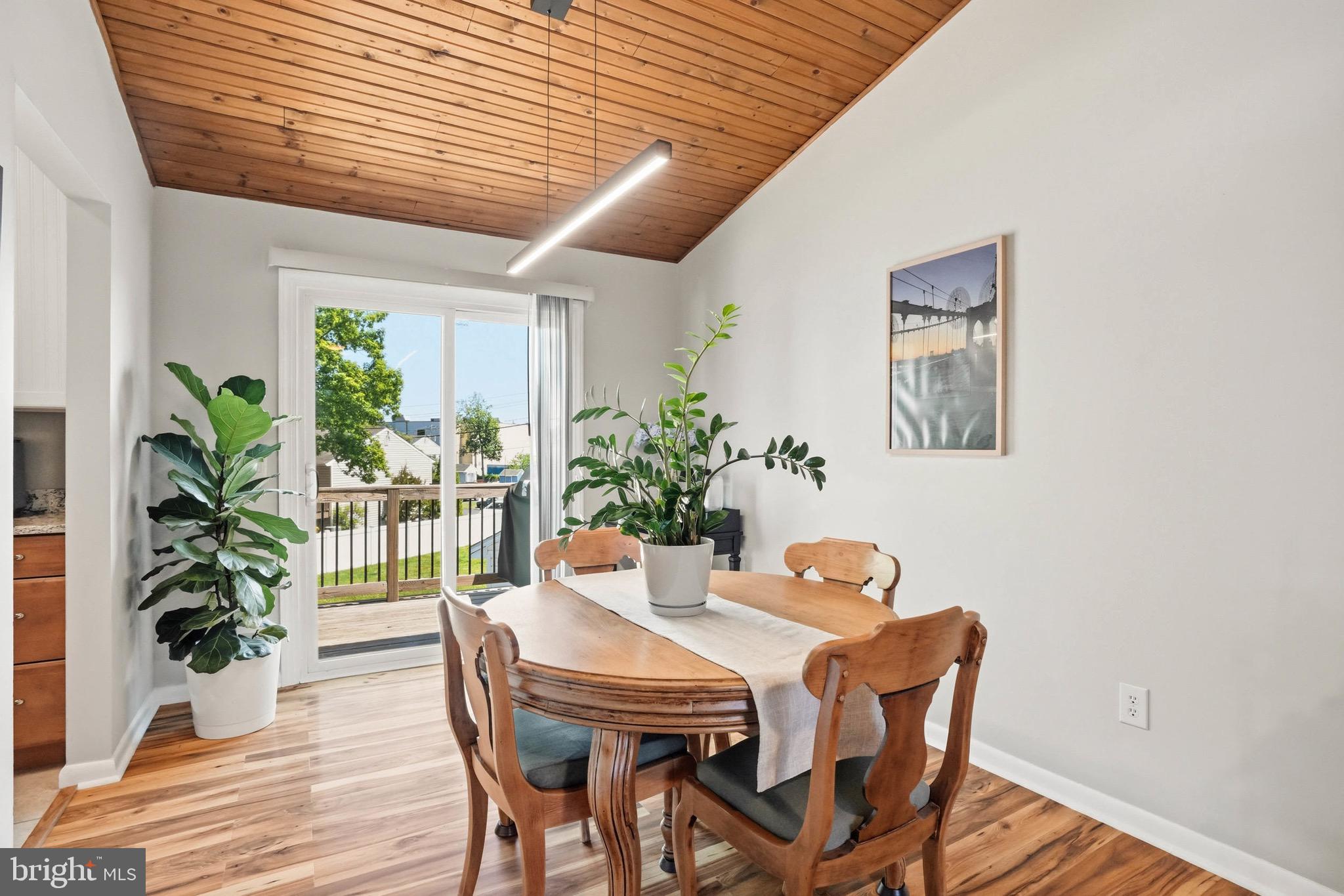 TOWERING OAKS - Residential