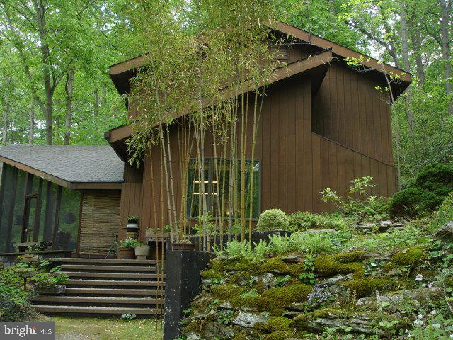 Nature's Wonderland - Rocky Hollow Gardens.  A weekend get-away or a year round home, this architect designed contemporary home is surrounded by woods and gardens.  Sit on the screen porch with 18 foot ceilings and enjoy you morning coffee.  Picnic by the flowing trout creek which runs the length of the property.  Have your evening drink on your bedroom patio.