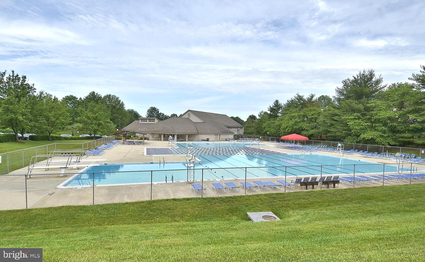 HOLLY POINTE - Residential