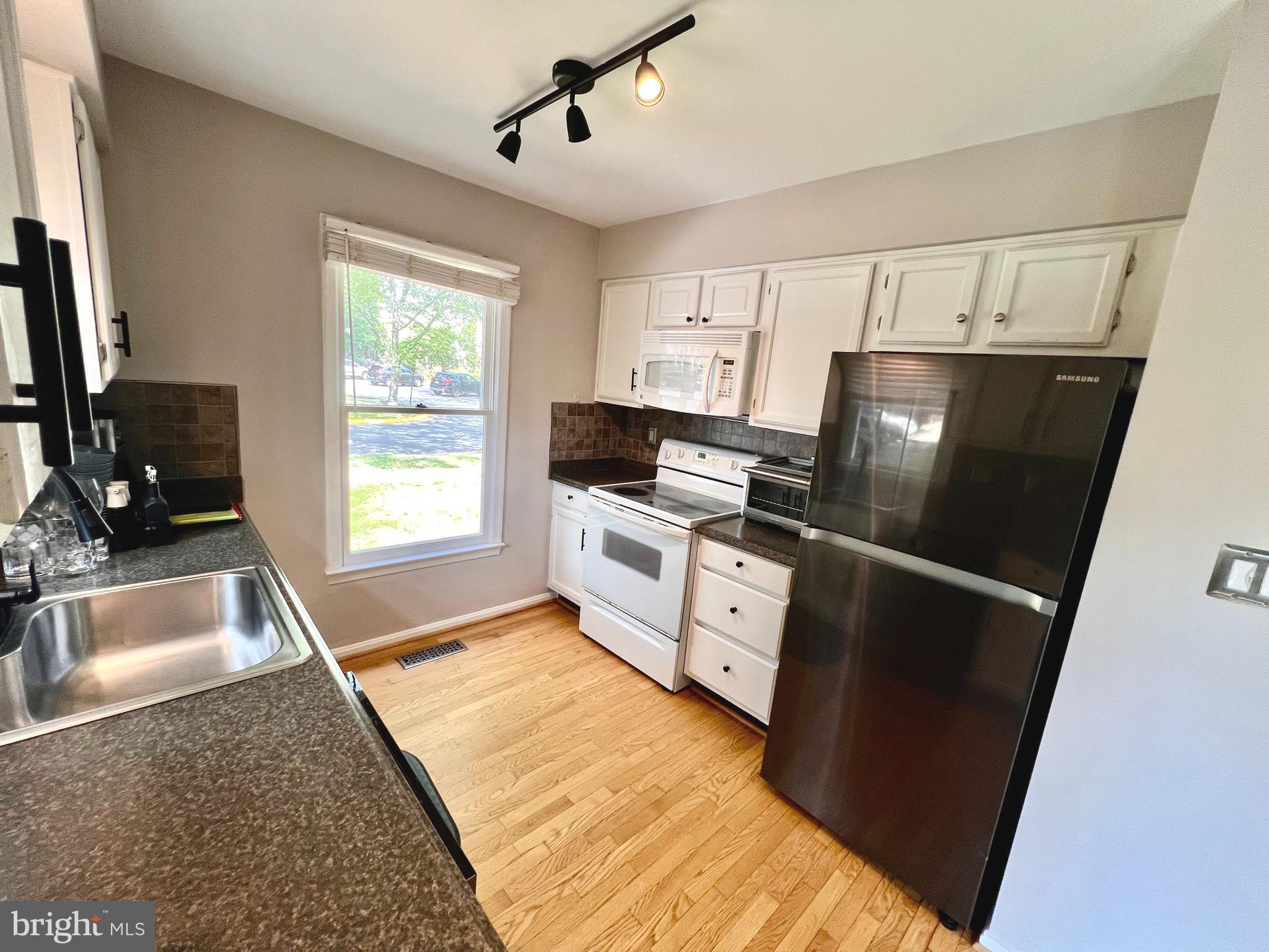 HOLLY POINTE - Residential