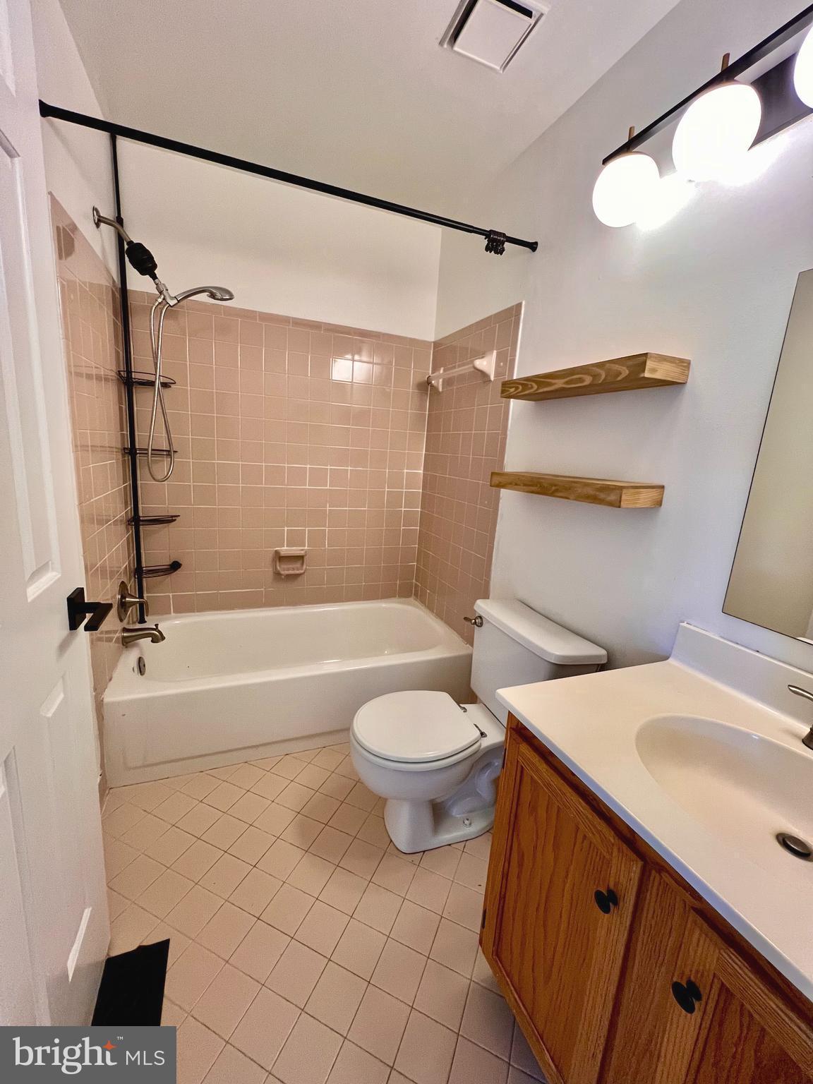 HOLLY POINTE - Residential