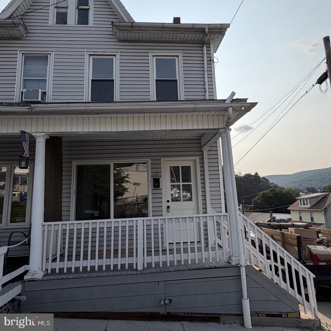 Majority has been renovated within the last year. New
electrical, new windows, new front door, and flooring in every room. Oil heat with brand
new baseboards throughout. Washer/dryer hookup available upstairs or downstairs, your
choice. Attic offers bonus storage, and off-street parking is possible on the side. New front
railing adds curb appeal, Shamokin neighborhood. 1,144 sq ft (buyer to verify). Recent
appraisal of $80,000 available. Priced to move. Schedule your showing today.