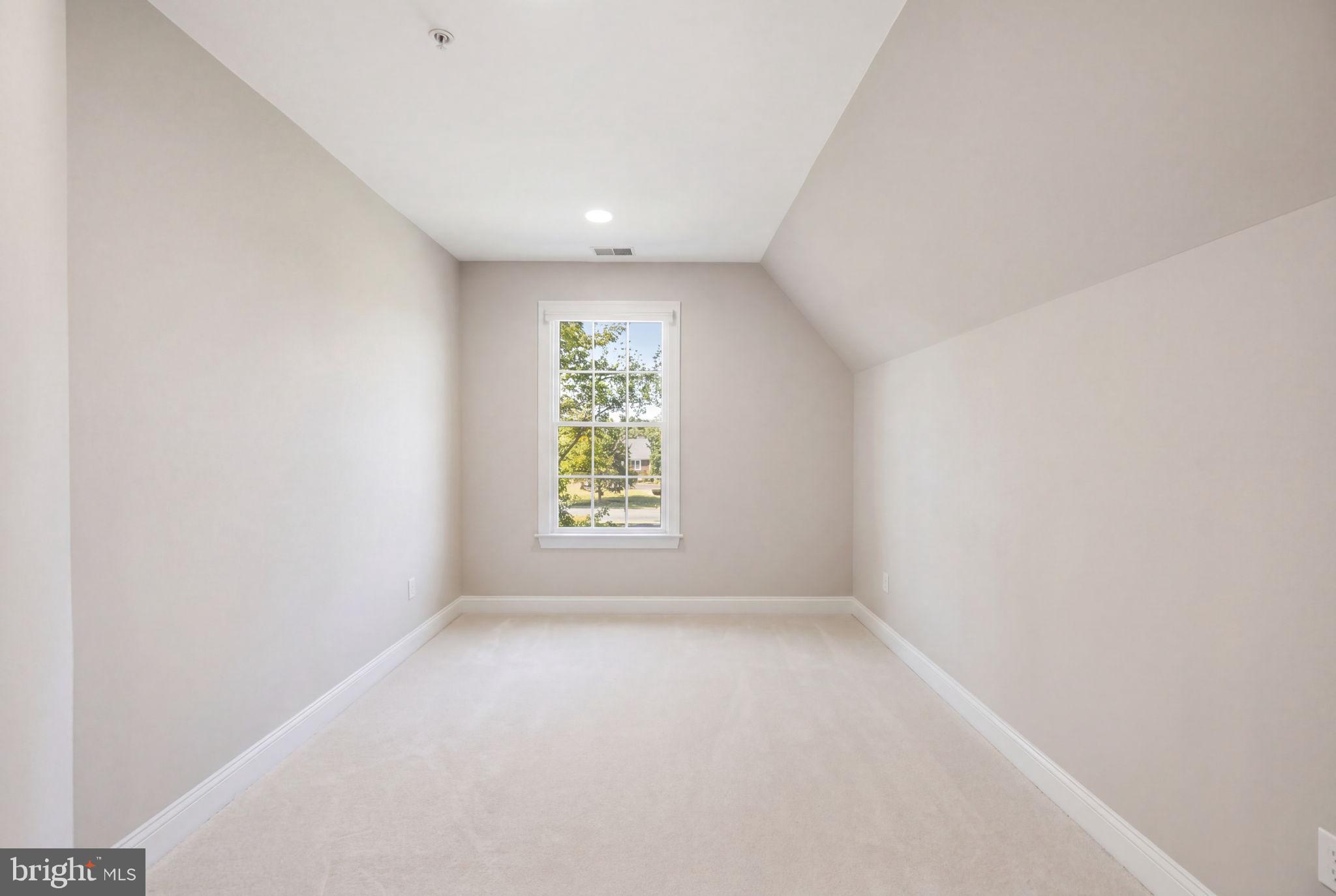 MCLEAN CREST - Residential
