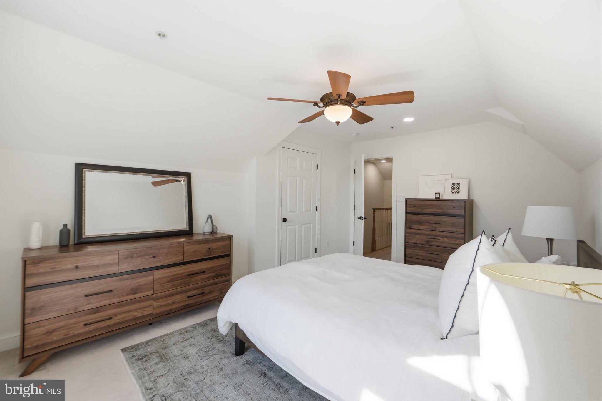 MCLEAN CREST - Residential