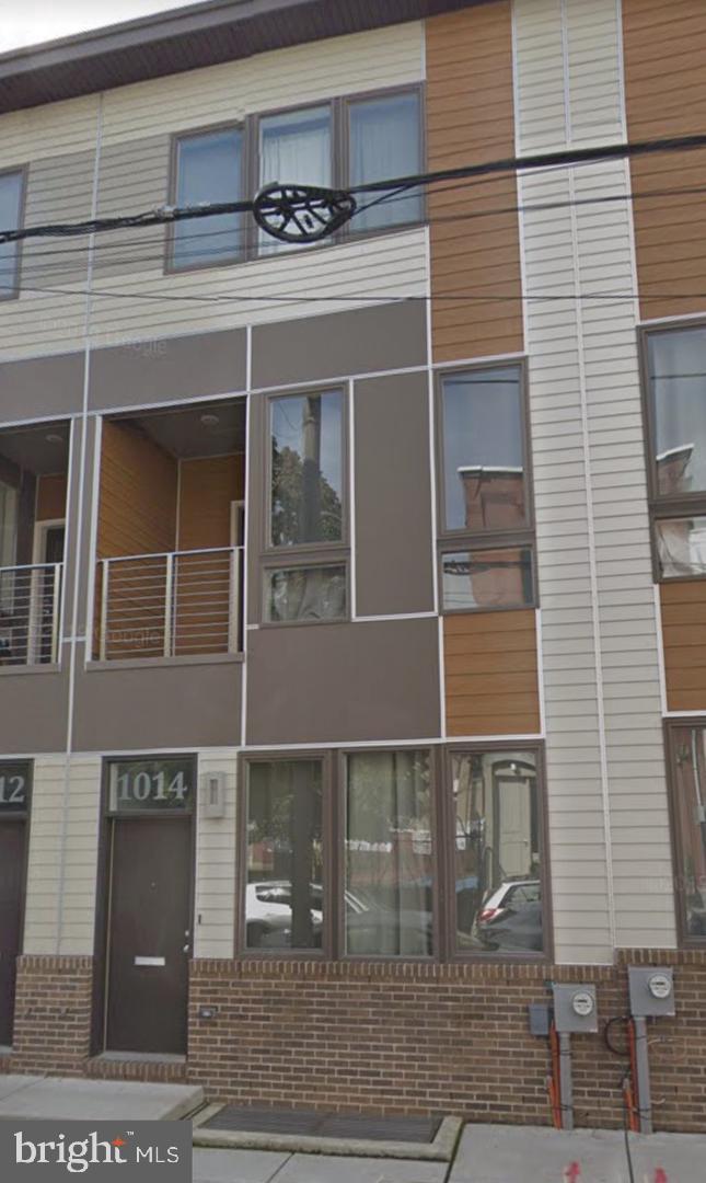 4 bedroom/3 bathroom, with stainless steel appliances, a spacious living room space and bi-level, is worth a look before you make your decision.. Located steps away from tons of restaurants, bars, and cafes. Short walk to: ? Public transit for a short commute to T University campuses ? City Fitness in Northern Liberties ? 15 minute Hahnemann Hospital ? 15 minute walk to Drexel University School of Medicine ? 20 minute walk to Fairmount Art Museum ? 15 minute walk to Center City (City Hall) ? 10 minute walk to Chinatown ? 15 minute T University School of Podiatry ? 15 minute The Reading Terminal Market Nearby restaurants & bars.
