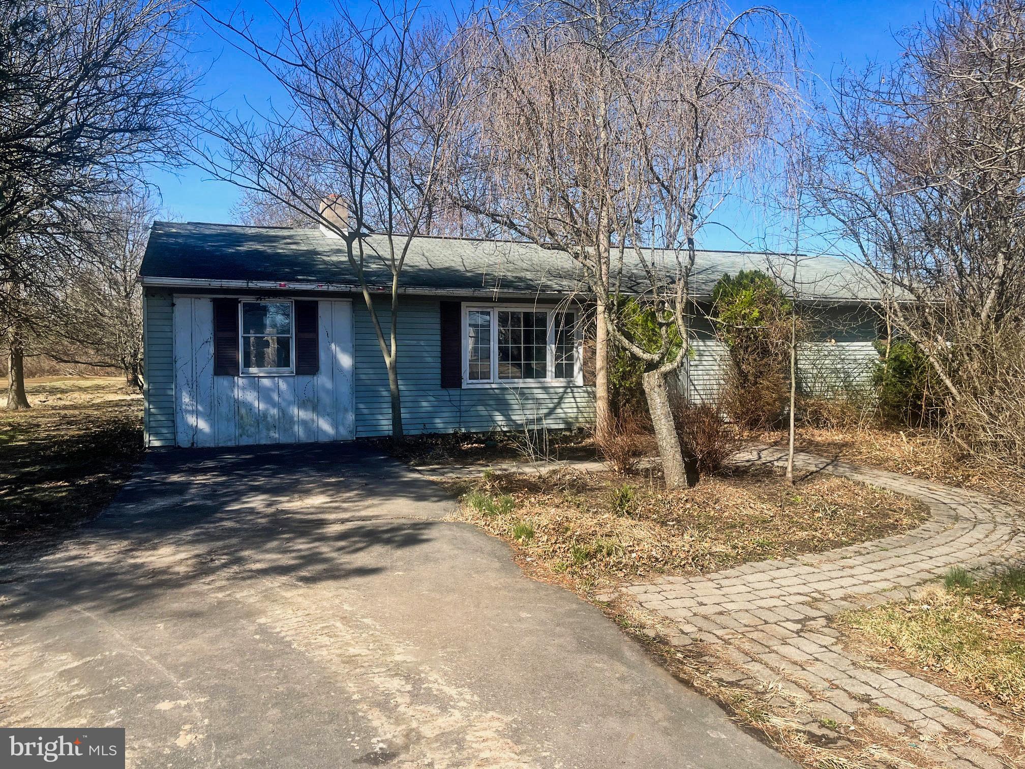 THE BANK IS TAKING HIGHEST AND BEST OFFERS TILL 9AM ON 4-9-2025
5 Bedroom, 2 Bathroom Ranch home on over 1 acre lot in Richland Twp.  Full Basement for storage. Driveway with plenty of parking. Enjoy the nice 1 acre lot .