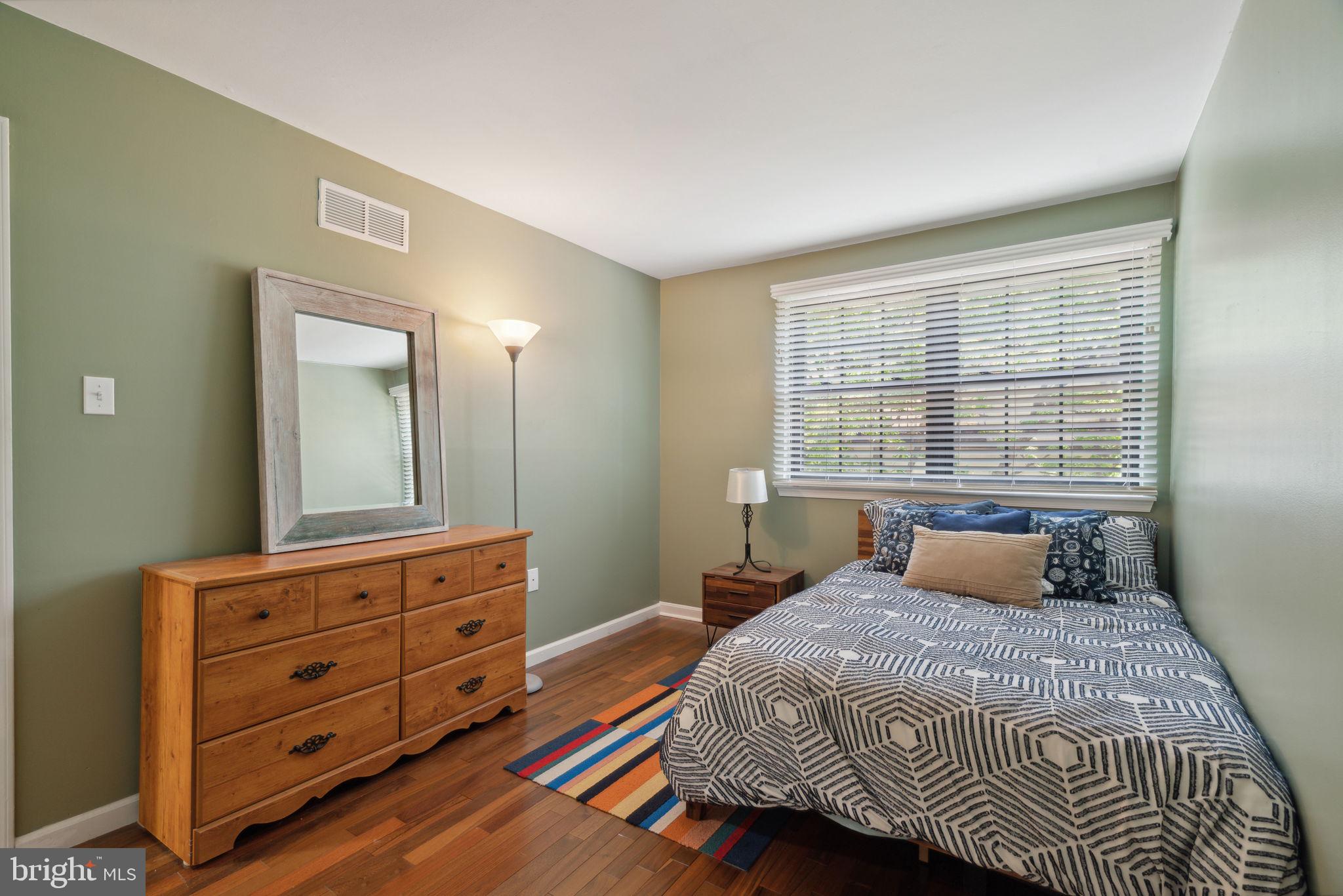 LOGAN SQUARE - Residential